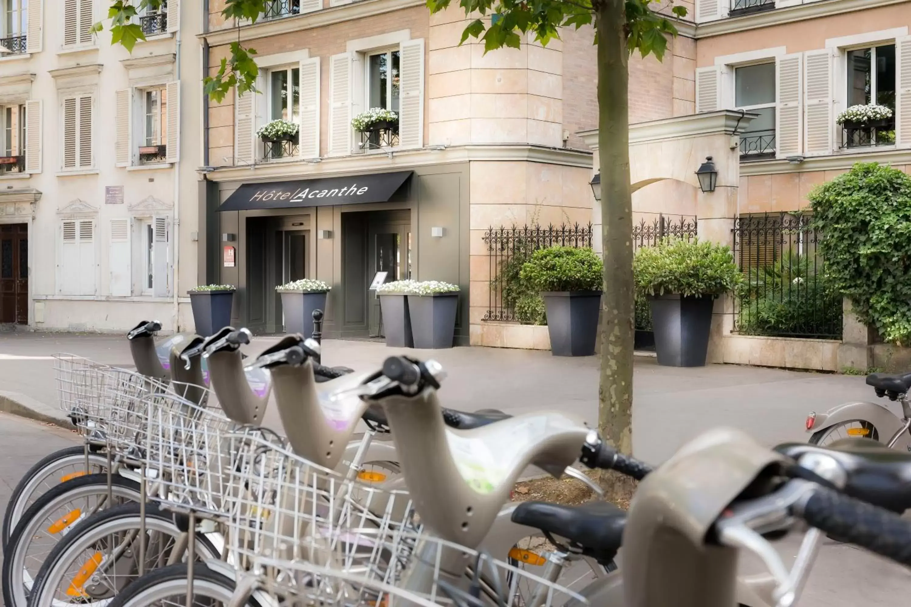 Facade/entrance in Hotel Acanthe - Boulogne Billancourt