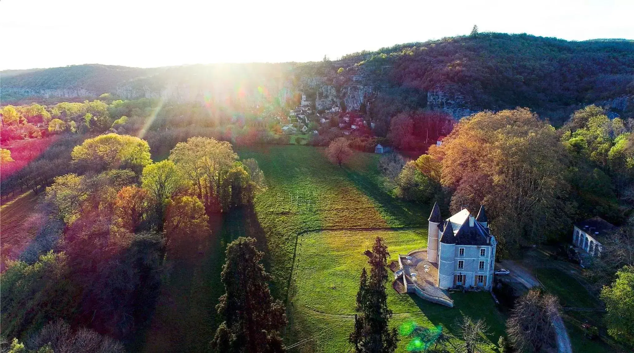 Property building, Bird's-eye View in Queen's Escape