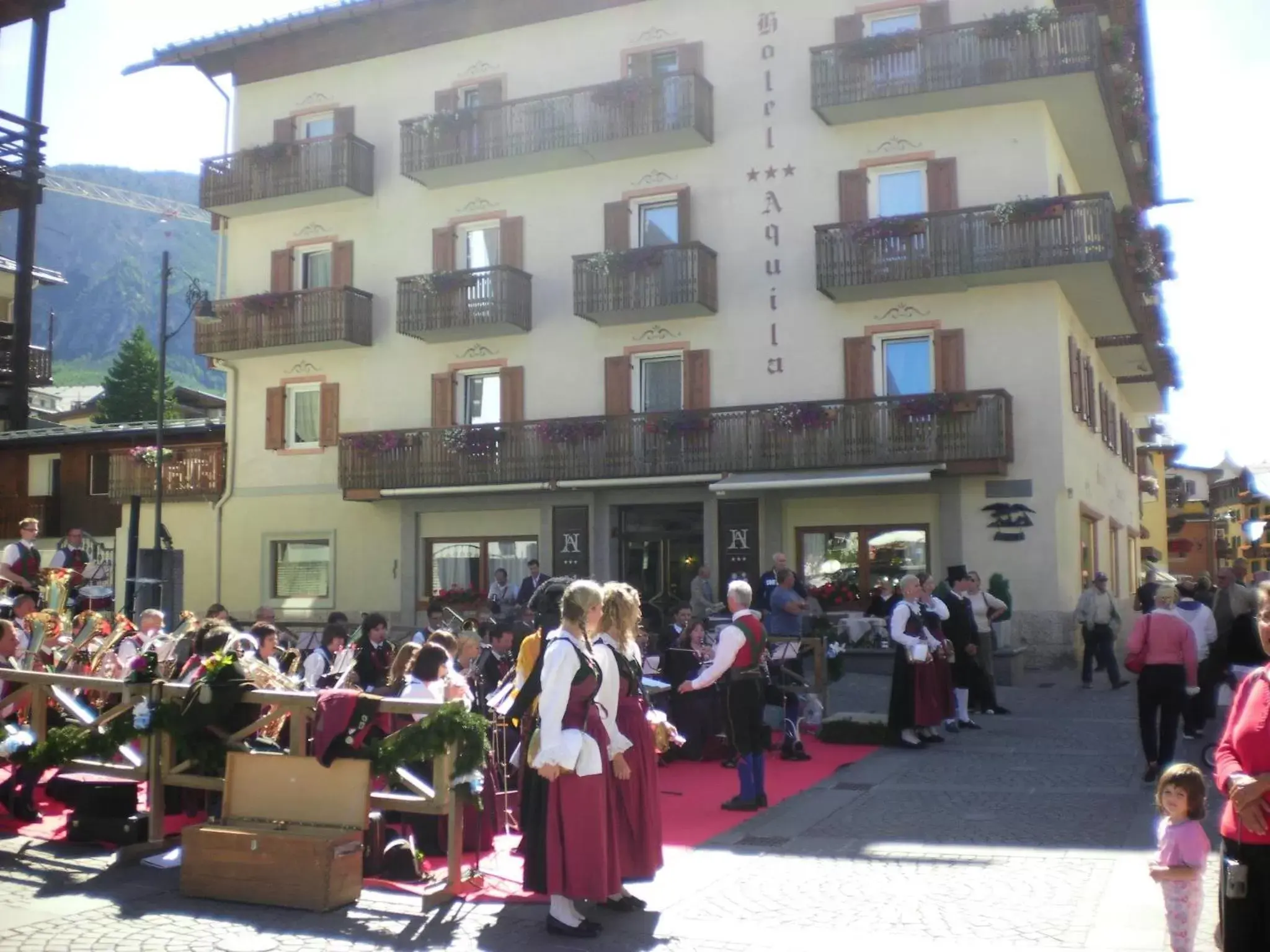 Facade/entrance, Guests in Hotel Aquila