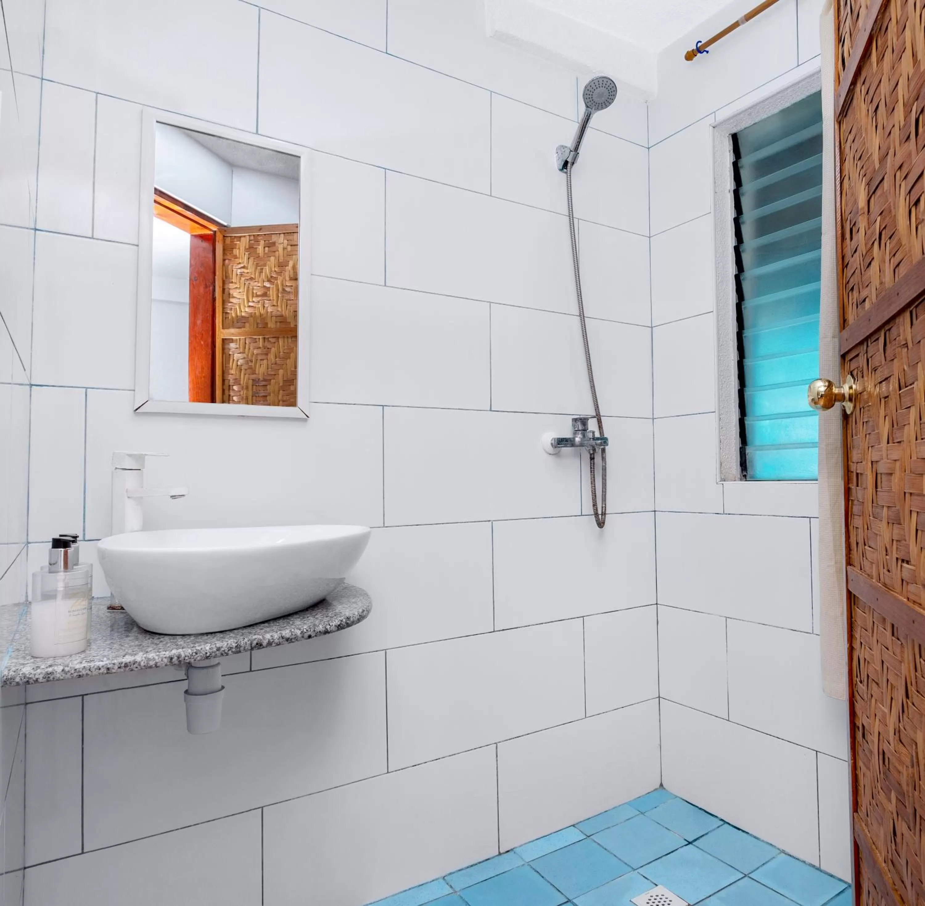 Shower in Panglao Chocolate Hills Hostel