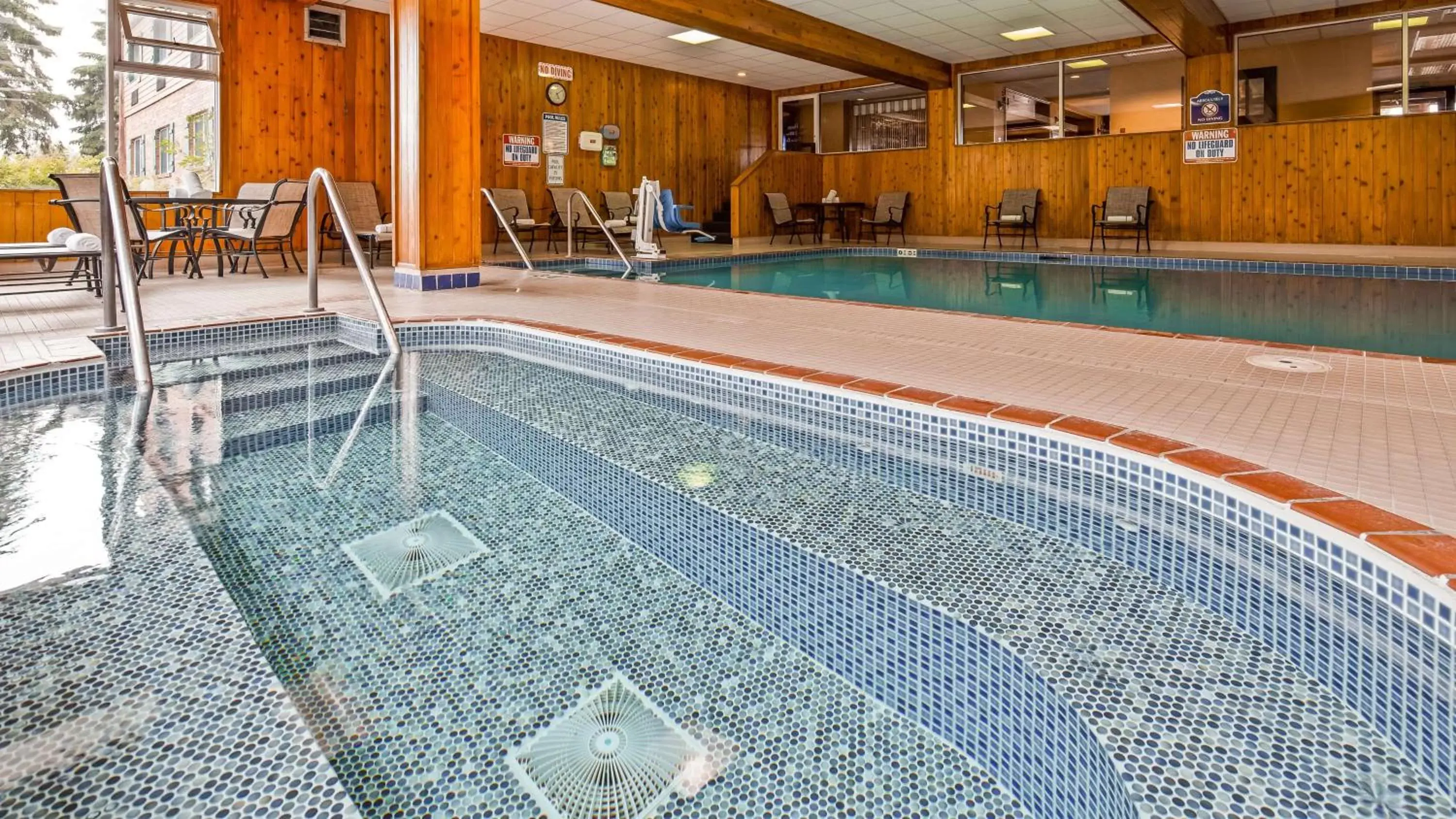 Hot Tub, Swimming Pool in Best Western Plus Concord Inn