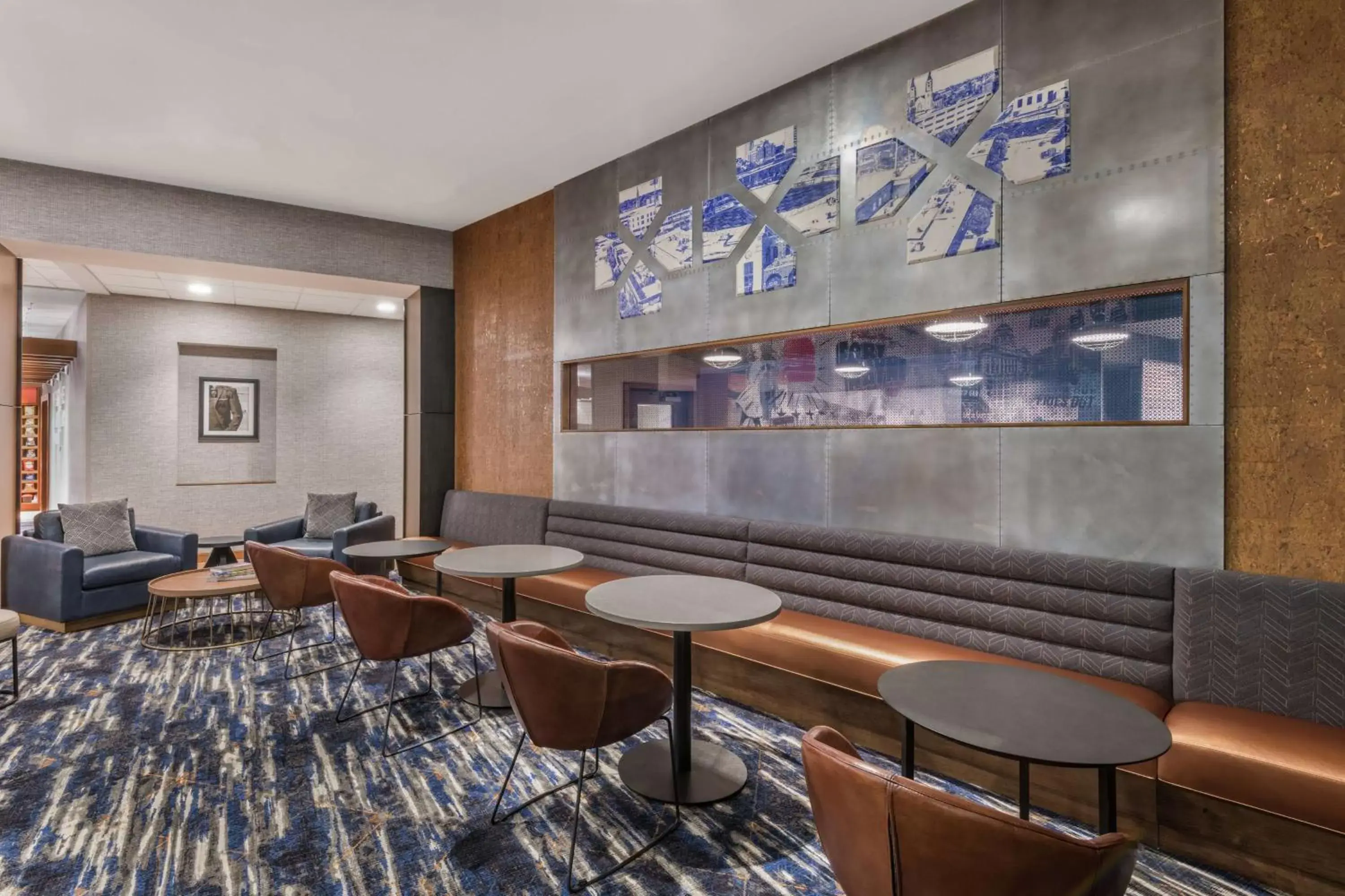 Lobby or reception, Lounge/Bar in Hampton Inn & Suites Fort Wayne Downtown