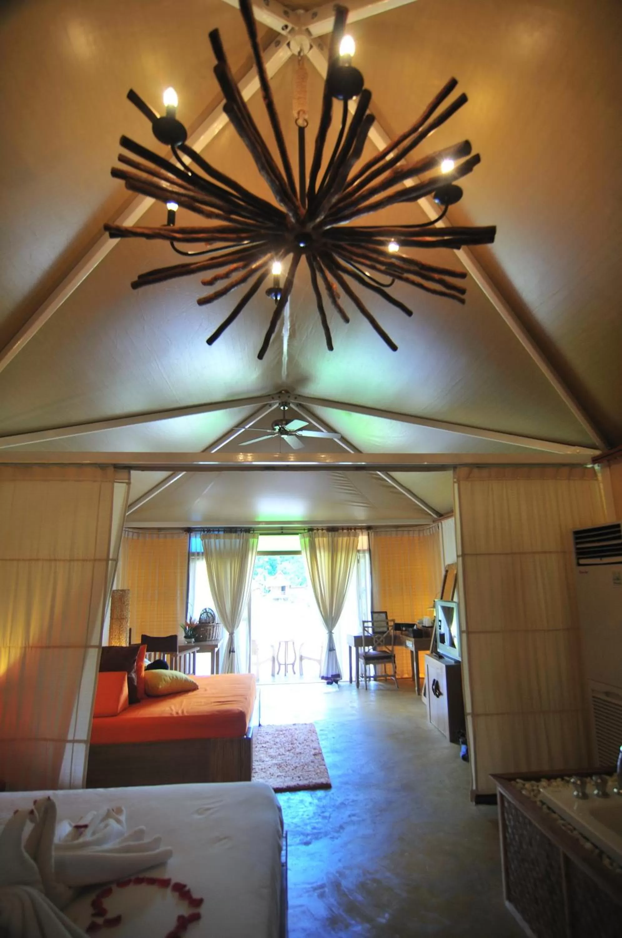 Photo of the whole room, Bed in Pai Vimaan Resort