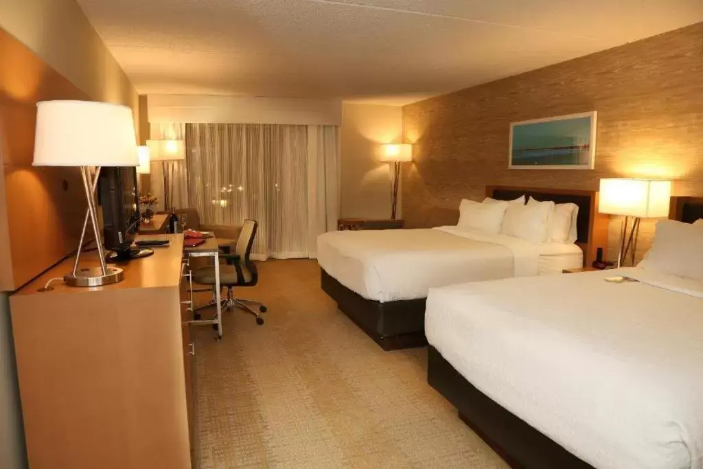 Bed in enVision Hotel & Conference Center Mansfield-Foxboro