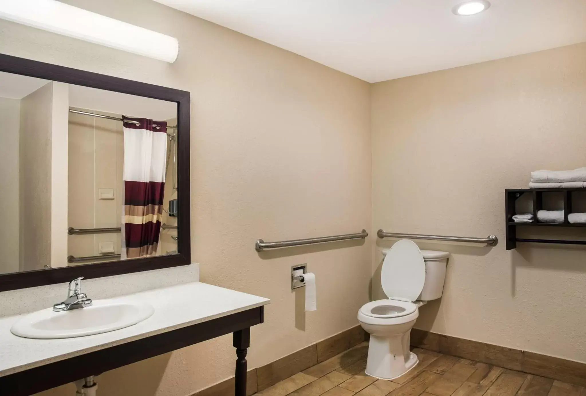 Bathroom in Red Roof Inn Tupelo