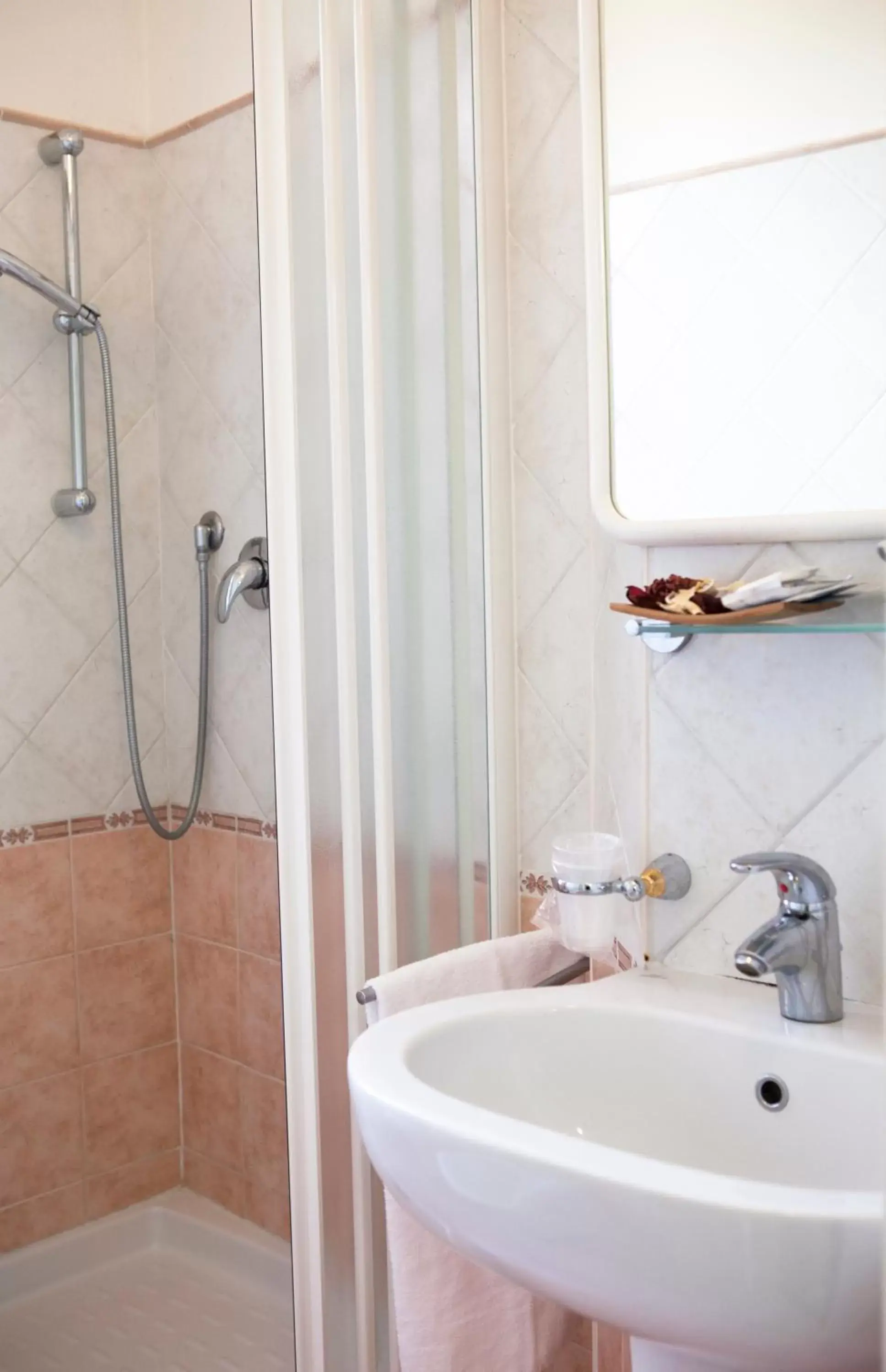 Shower, Bathroom in Hotel Sant'Angelo