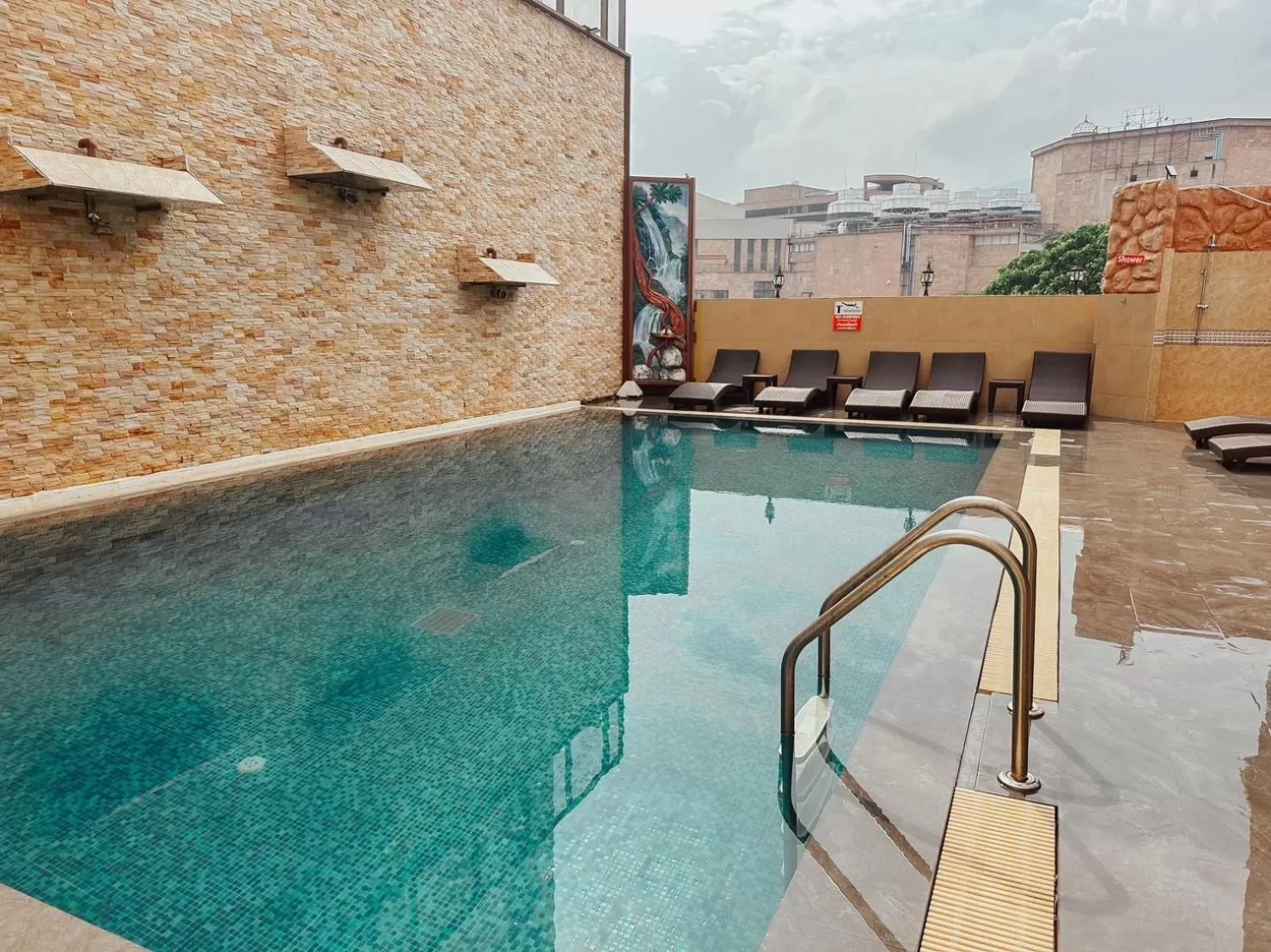 Swimming pool in Hotel De Khuvieng