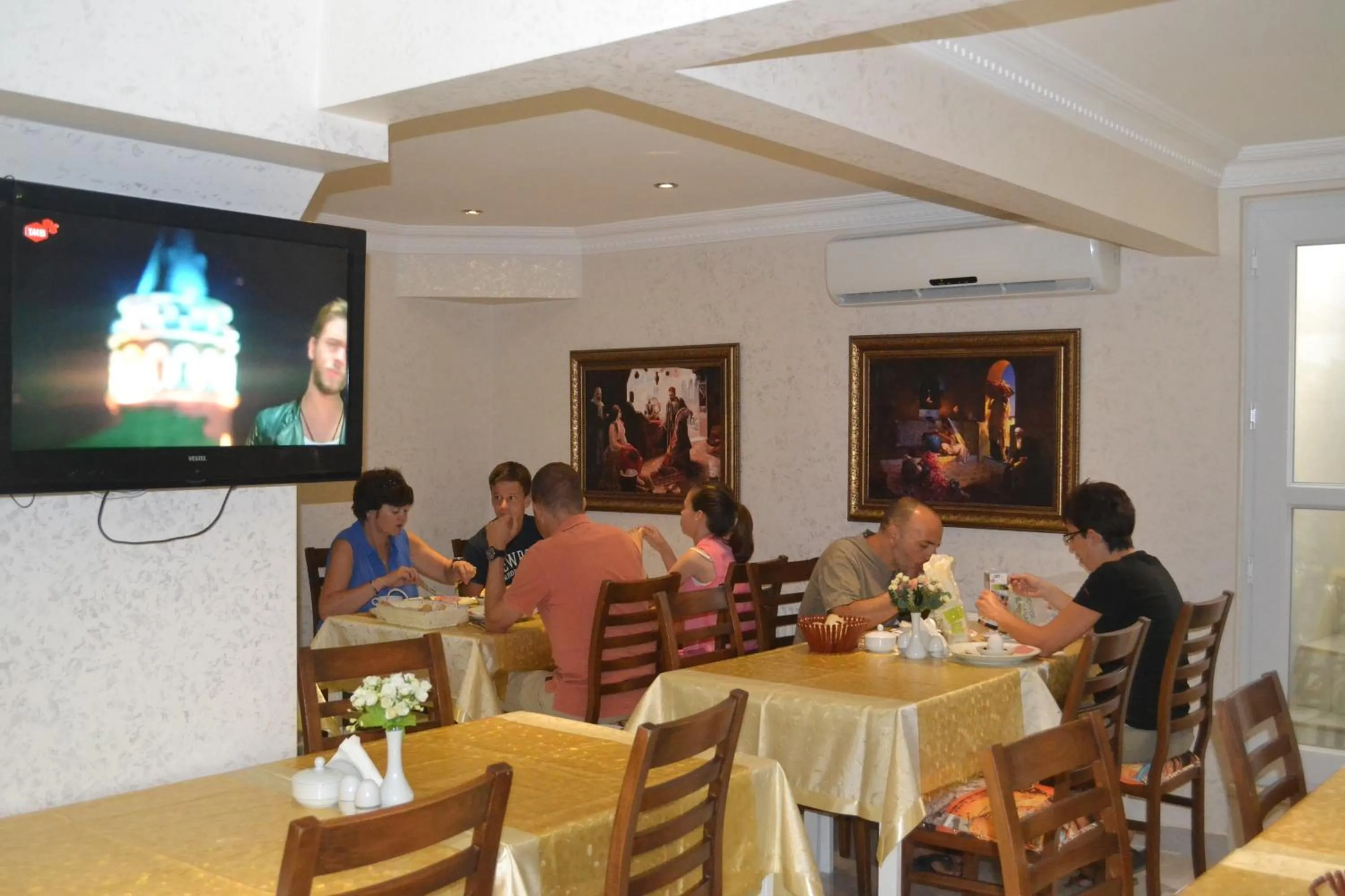 Restaurant/places to eat in New Fatih Hotel