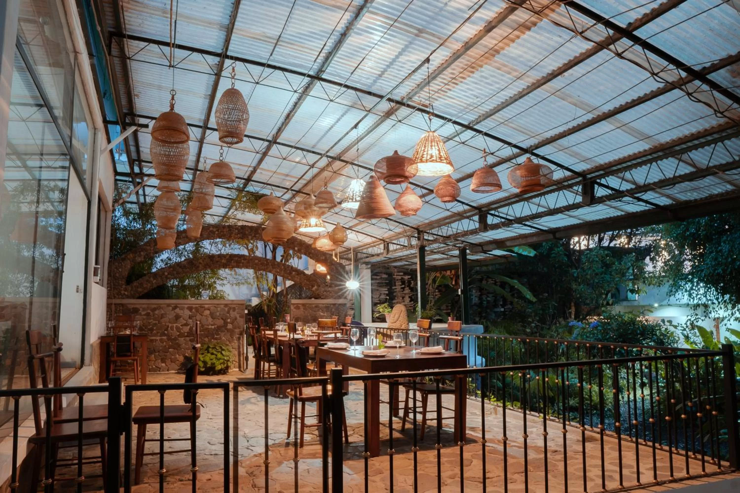 Restaurant/places to eat in El Dragon Hotel