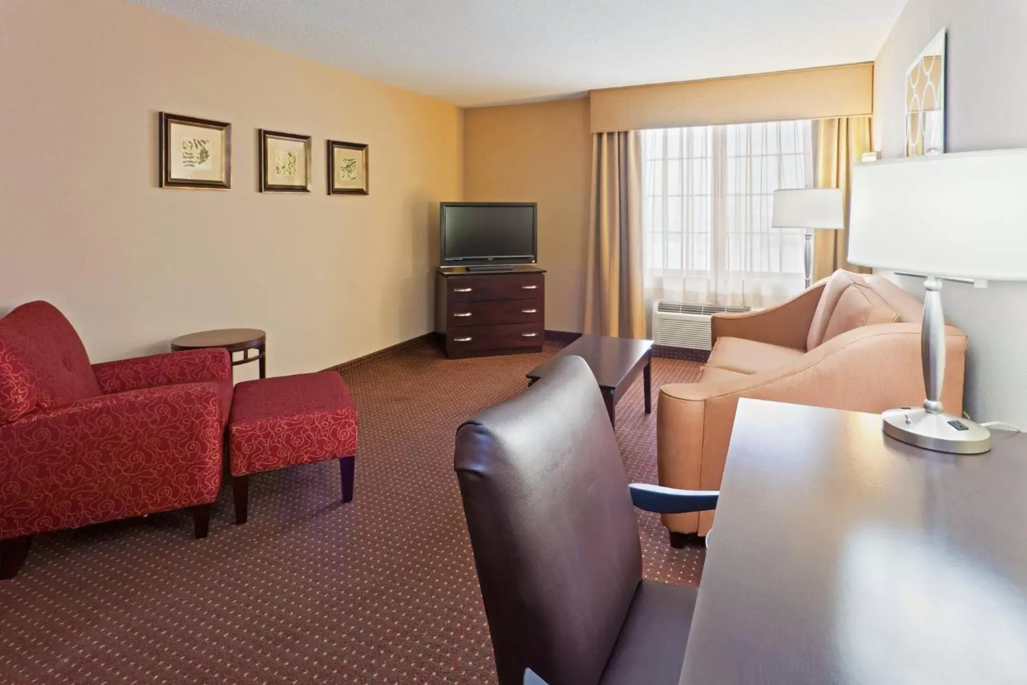 Photo of the whole room, Seating Area in Holiday Inn Express & Suites Ashtabula-Geneva, an IHG Hotel