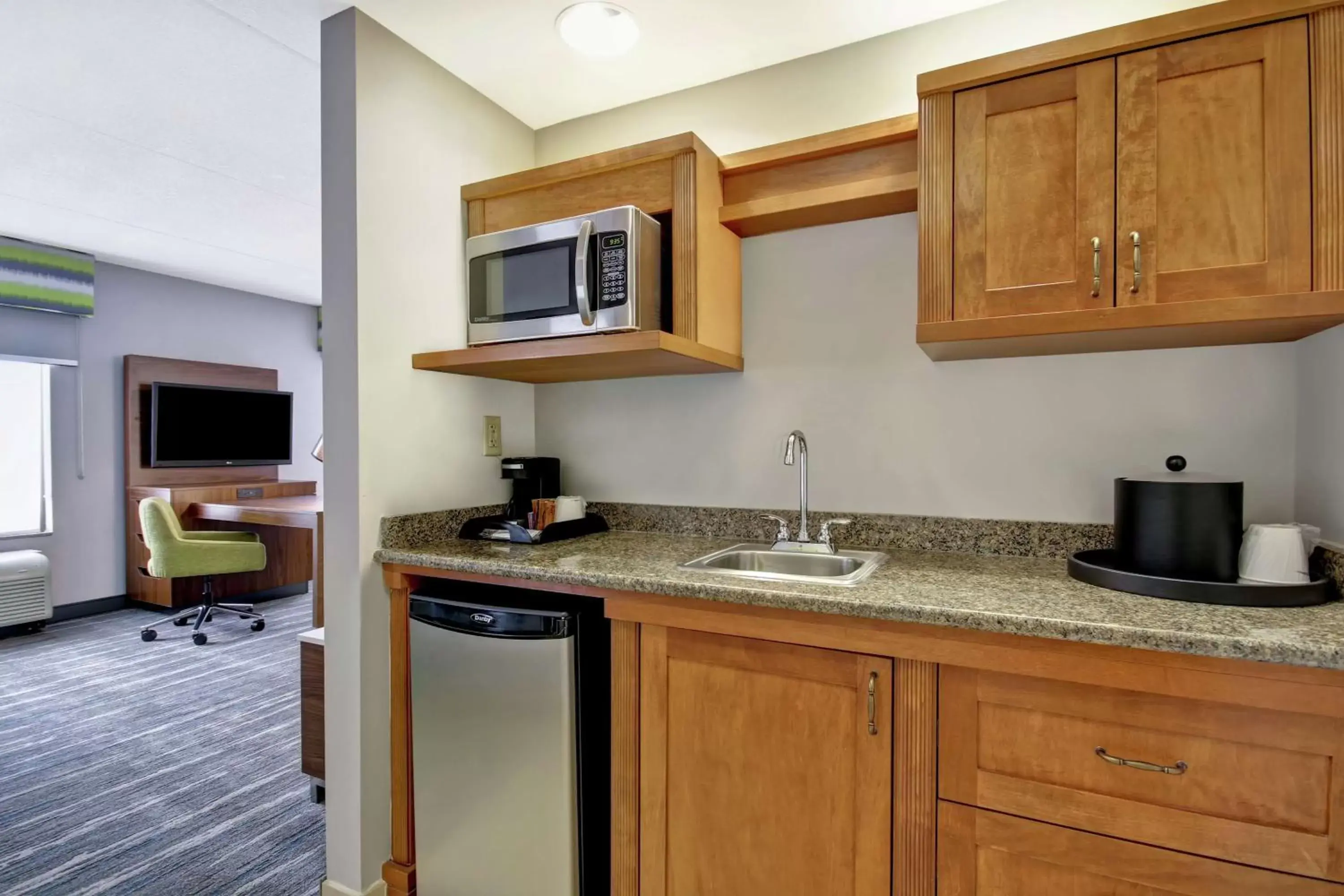 Bedroom, Kitchen/Kitchenette in Hampton Inn By Hilton & Suites Guelph, Ontario, Canada