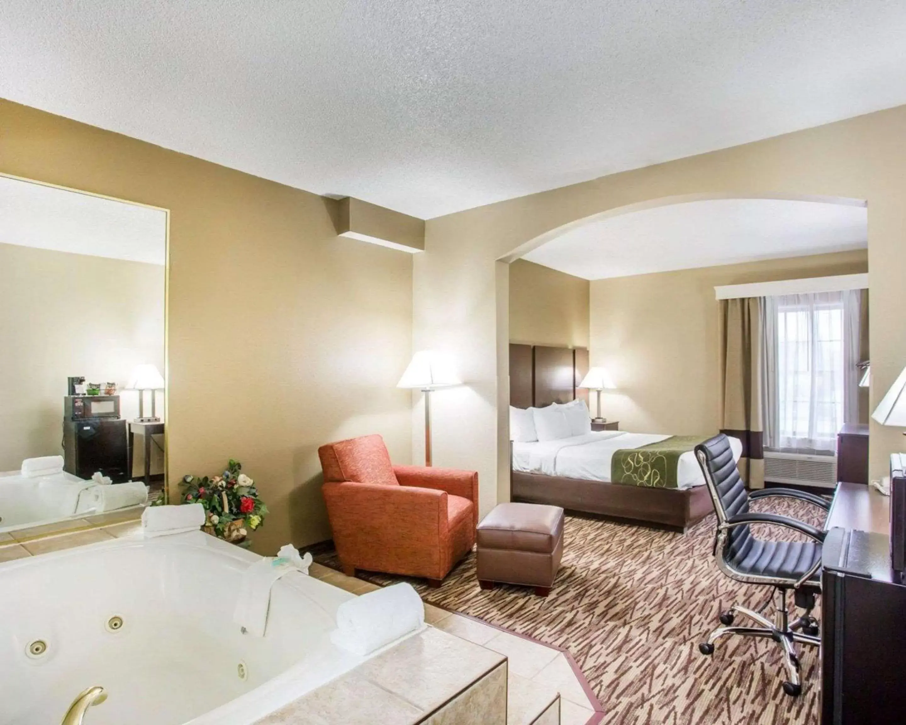 Photo of the whole room, Seating Area in Comfort Suites Lebanon