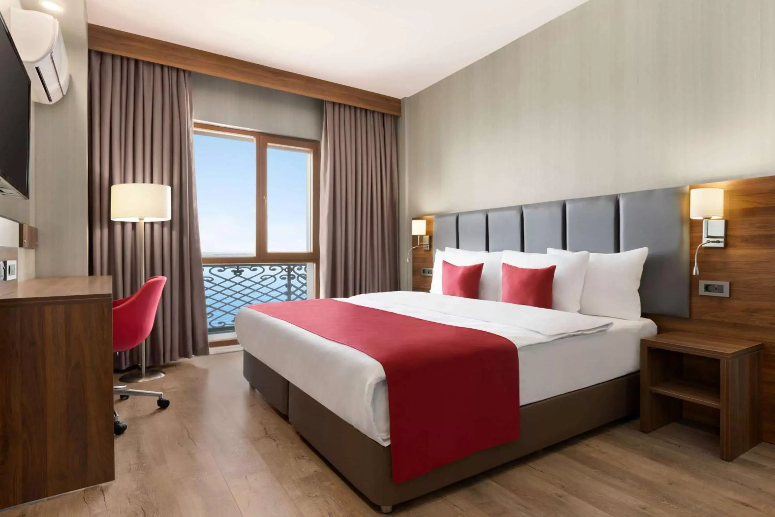 Photo of the whole room, Bed in Ramada by Wyndham Van Photo of the whole room, Bed in Ramada by Wyndham Van