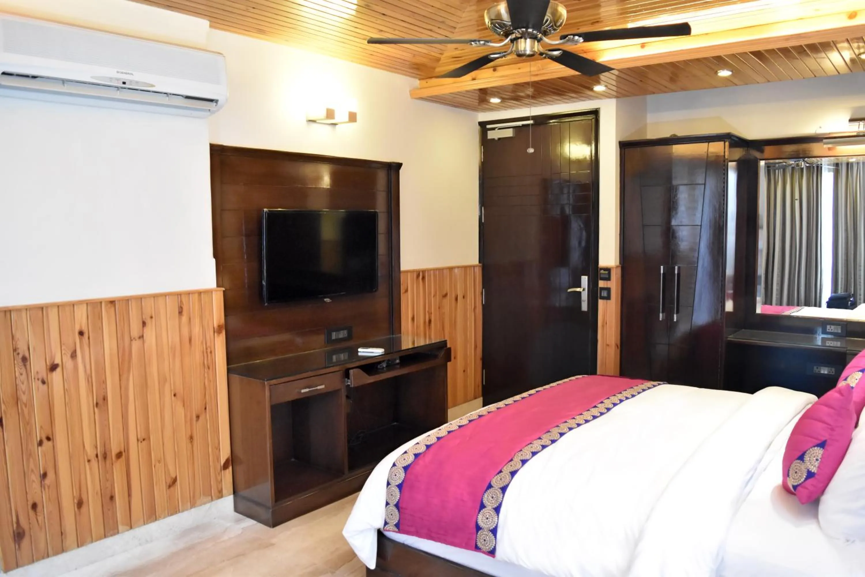 Photo of the whole room, Bed in Wood Castle Grand