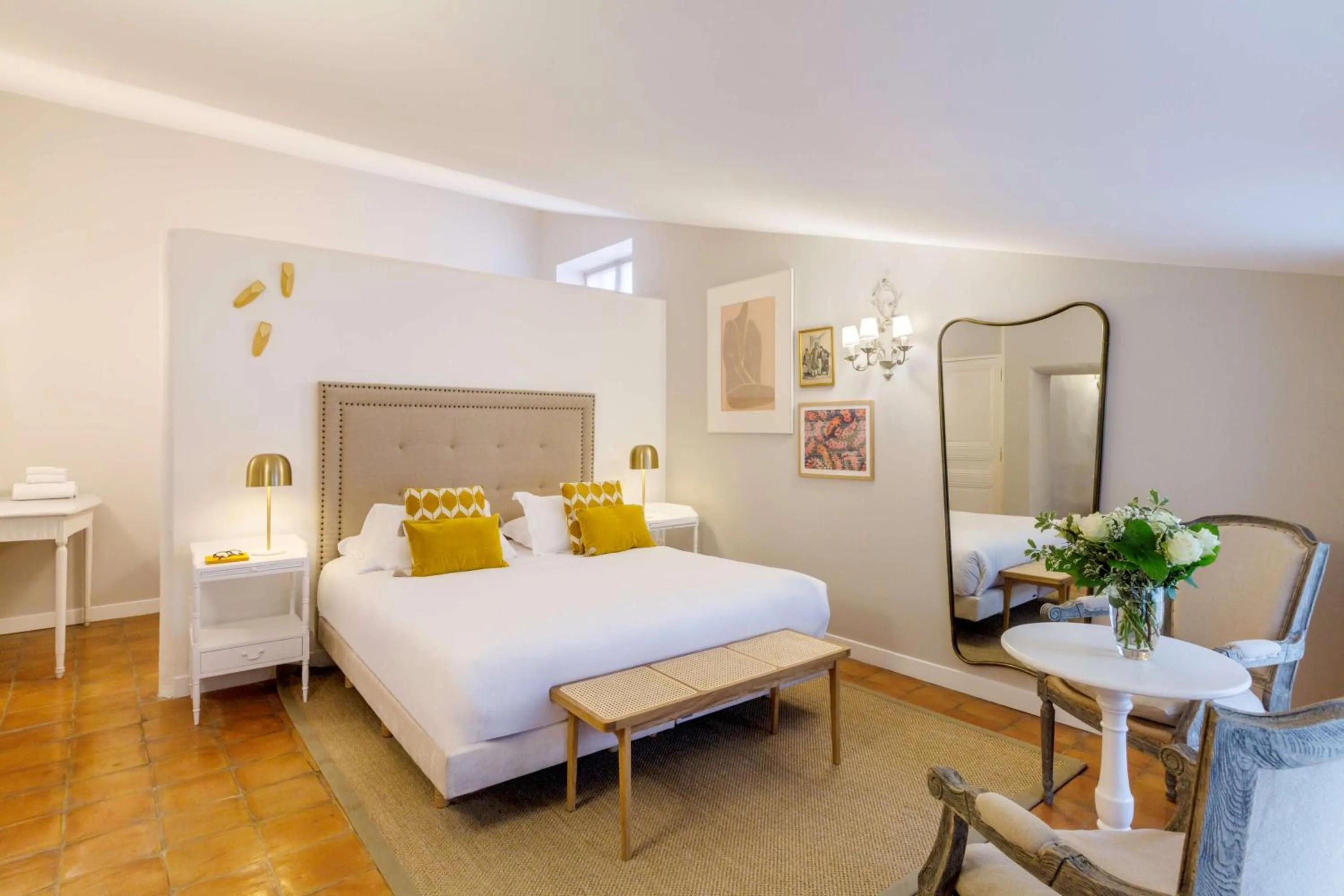 Photo of the whole room, Bed in Château de Mazan, BW Premier Collection by Best Western