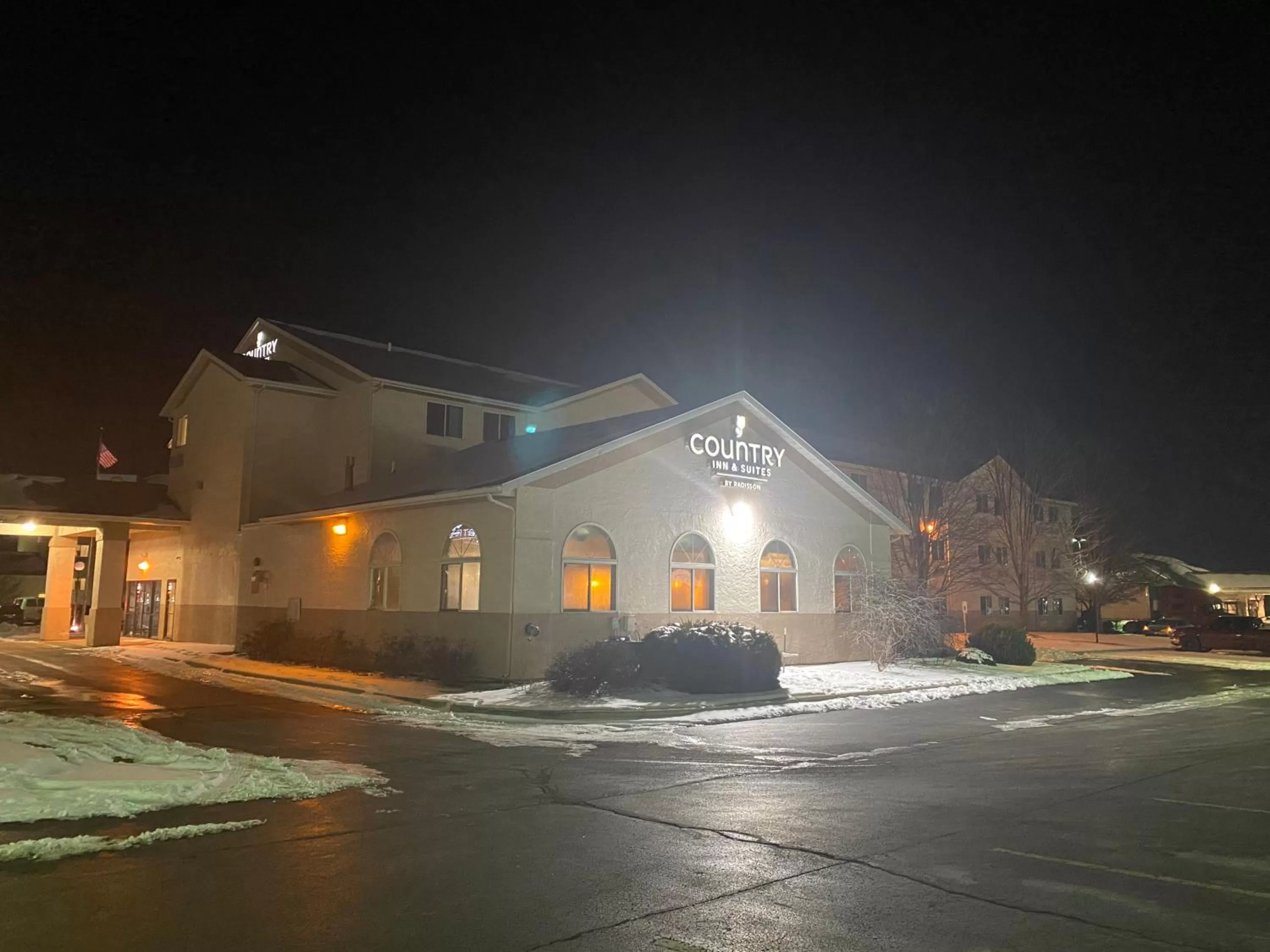 Property building, Winter in Country Inn & Suites by Radisson, Auburn, IN