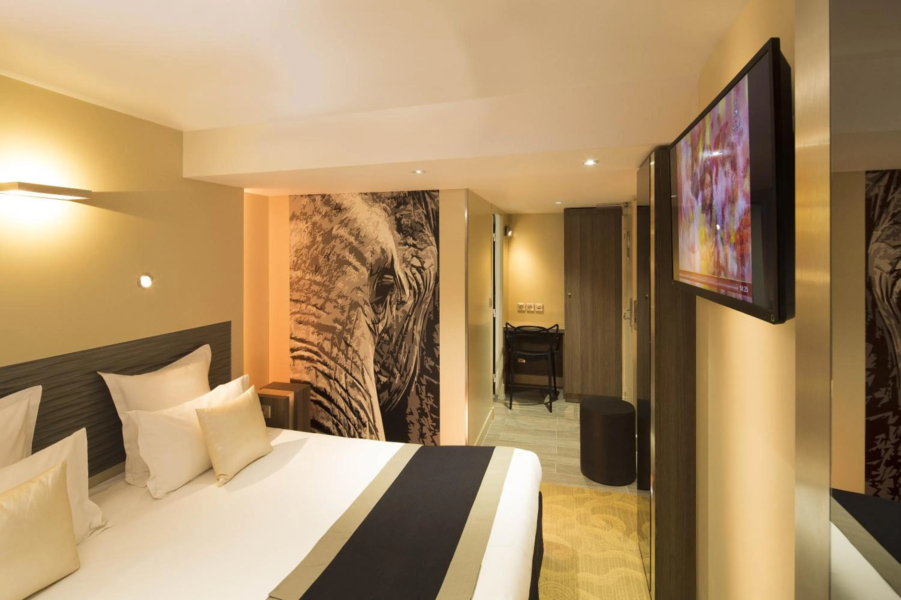 Photo of the whole room, Bed in Hôtel Brésil Opéra SPA