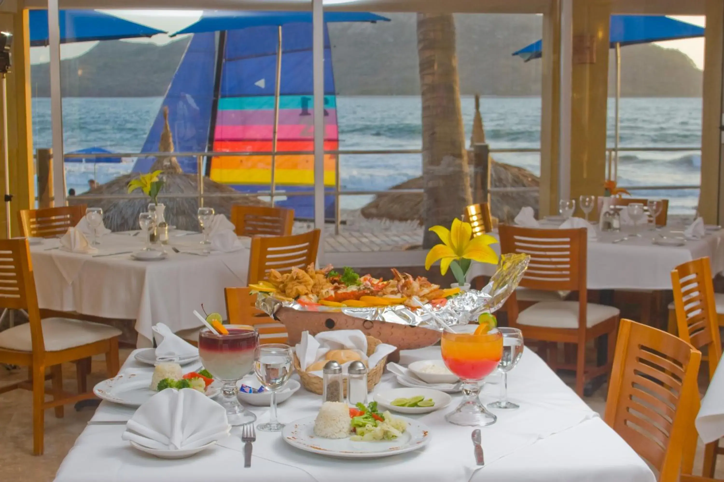 Restaurant/Places to Eat in Las Flores Beach Resort