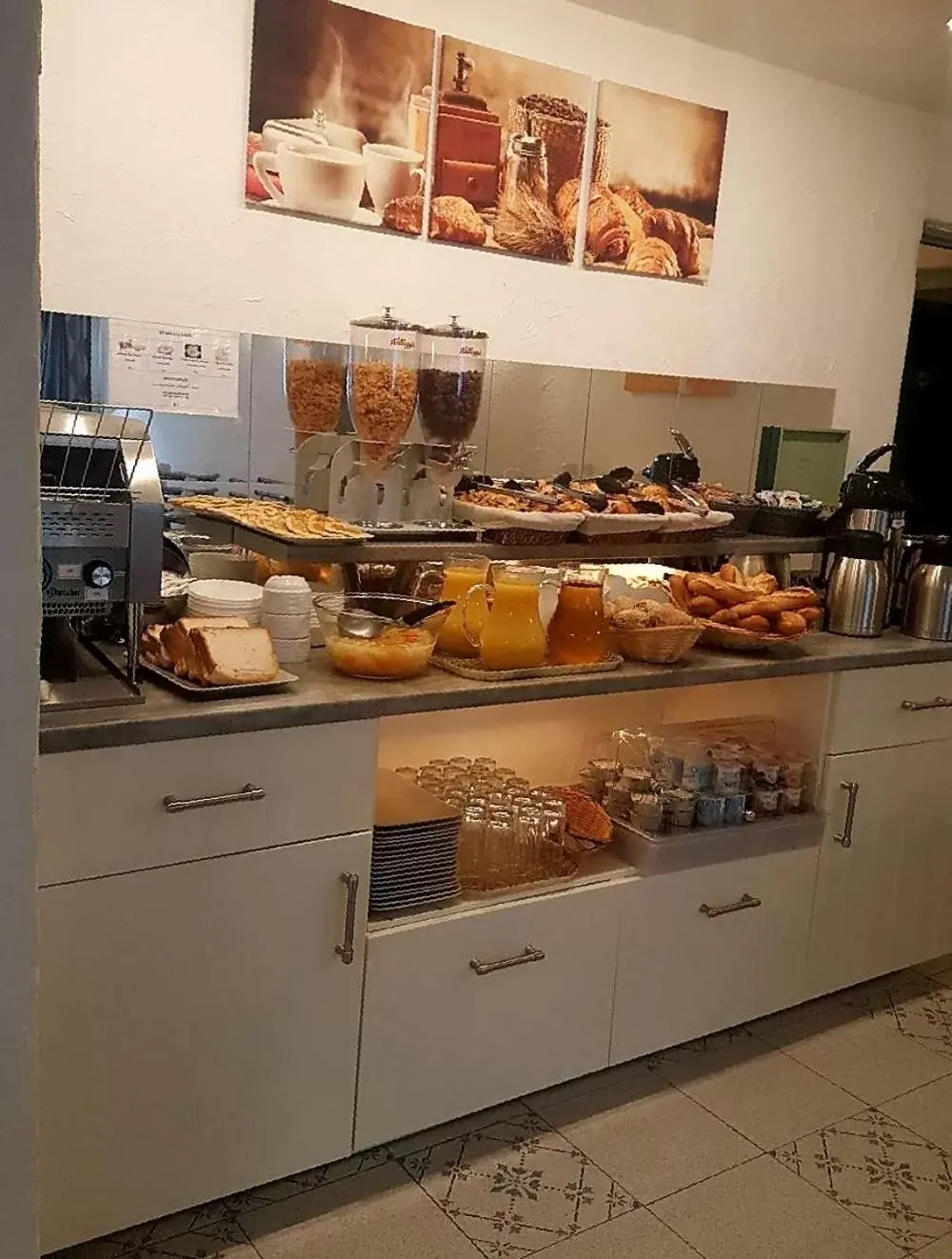 Buffet breakfast, Kitchen/Kitchenette in Hotel Les Palmiers En Camargue