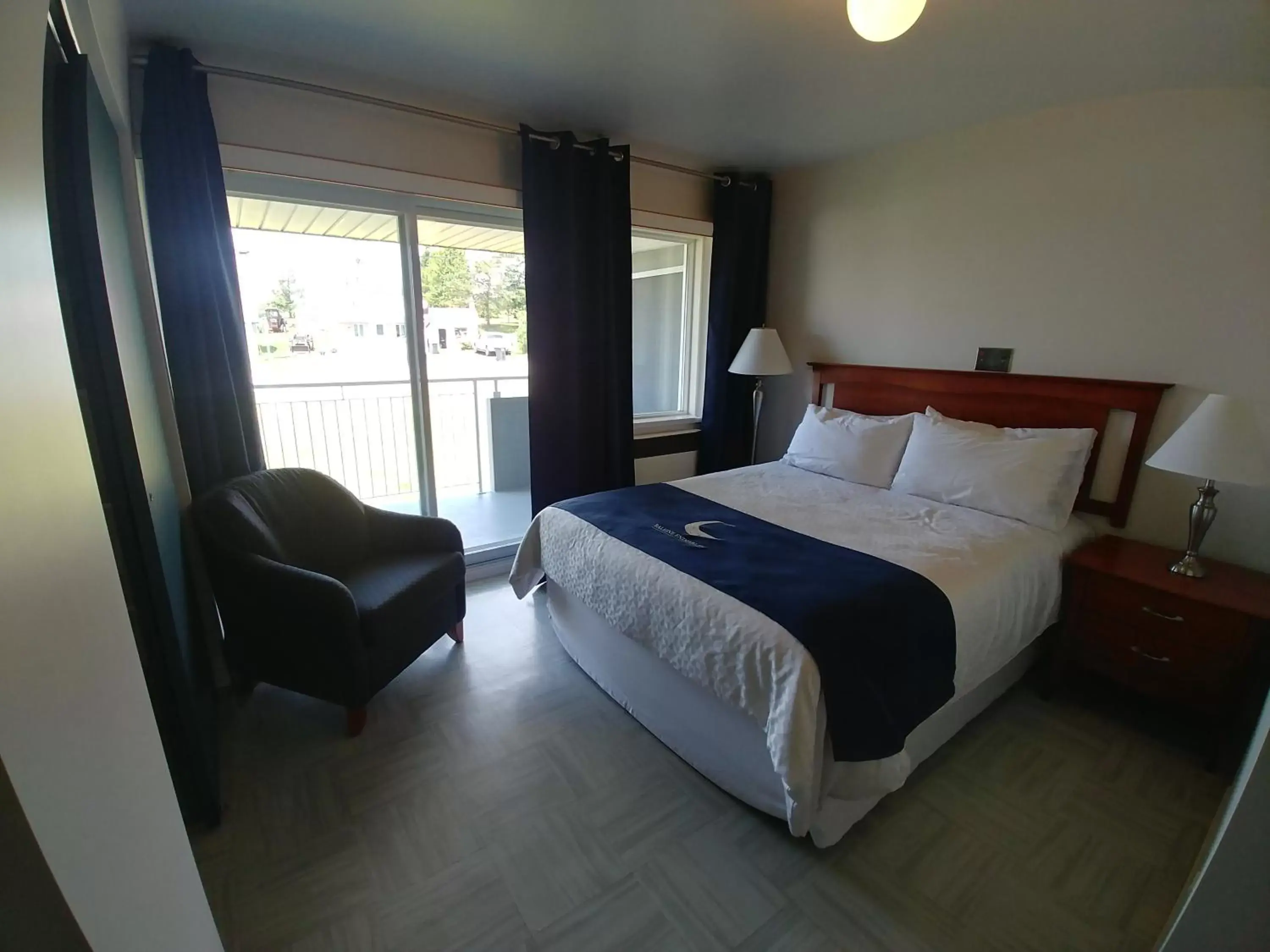 Double Room with Balcony in La Baleine Endiablée Microbrasserie Double Room with Balcony in La Baleine Endiablée Microbrasserie