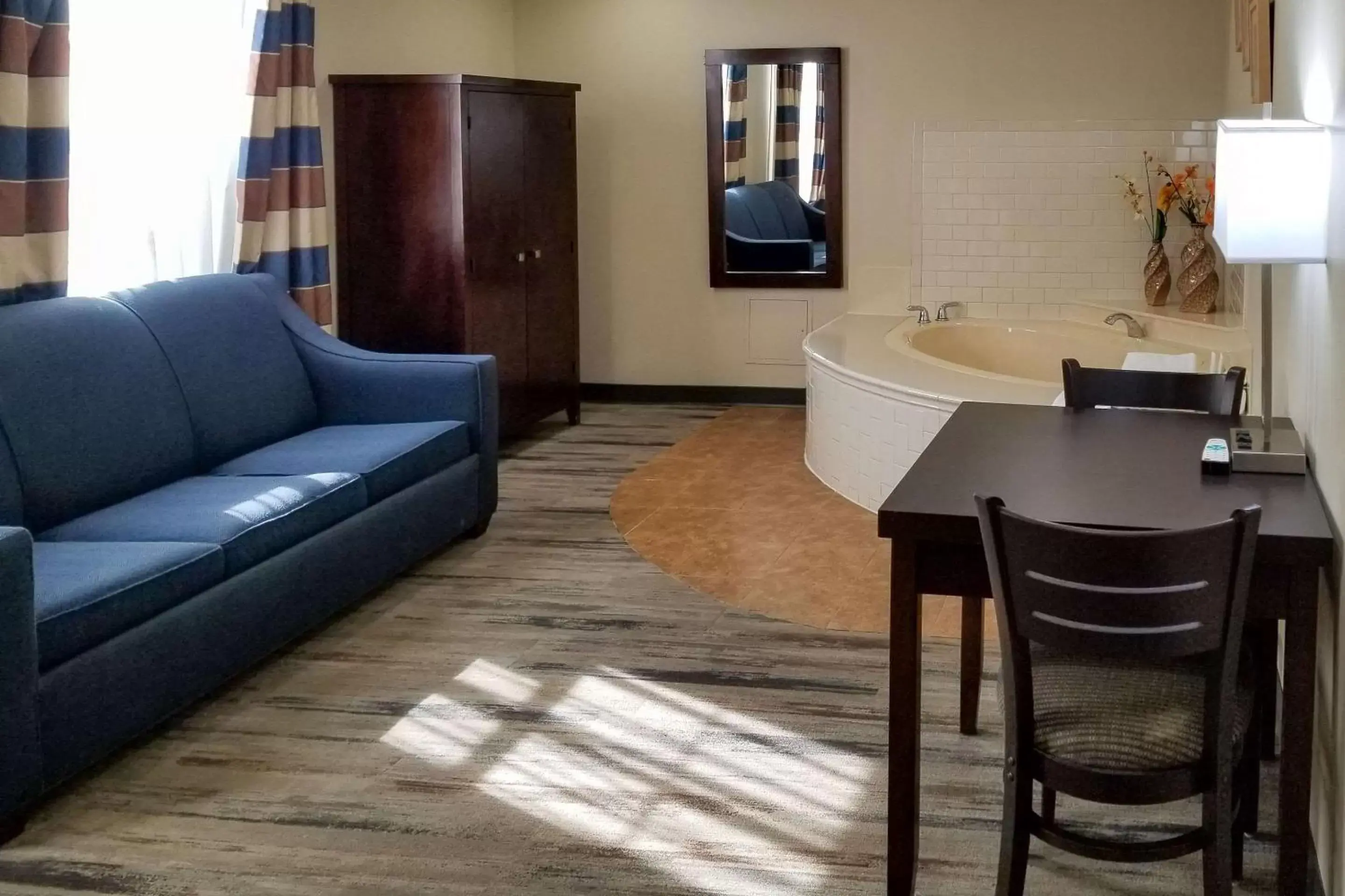 Photo of the whole room, Seating Area in Clarion Pointe by Choice Hotels Corydon