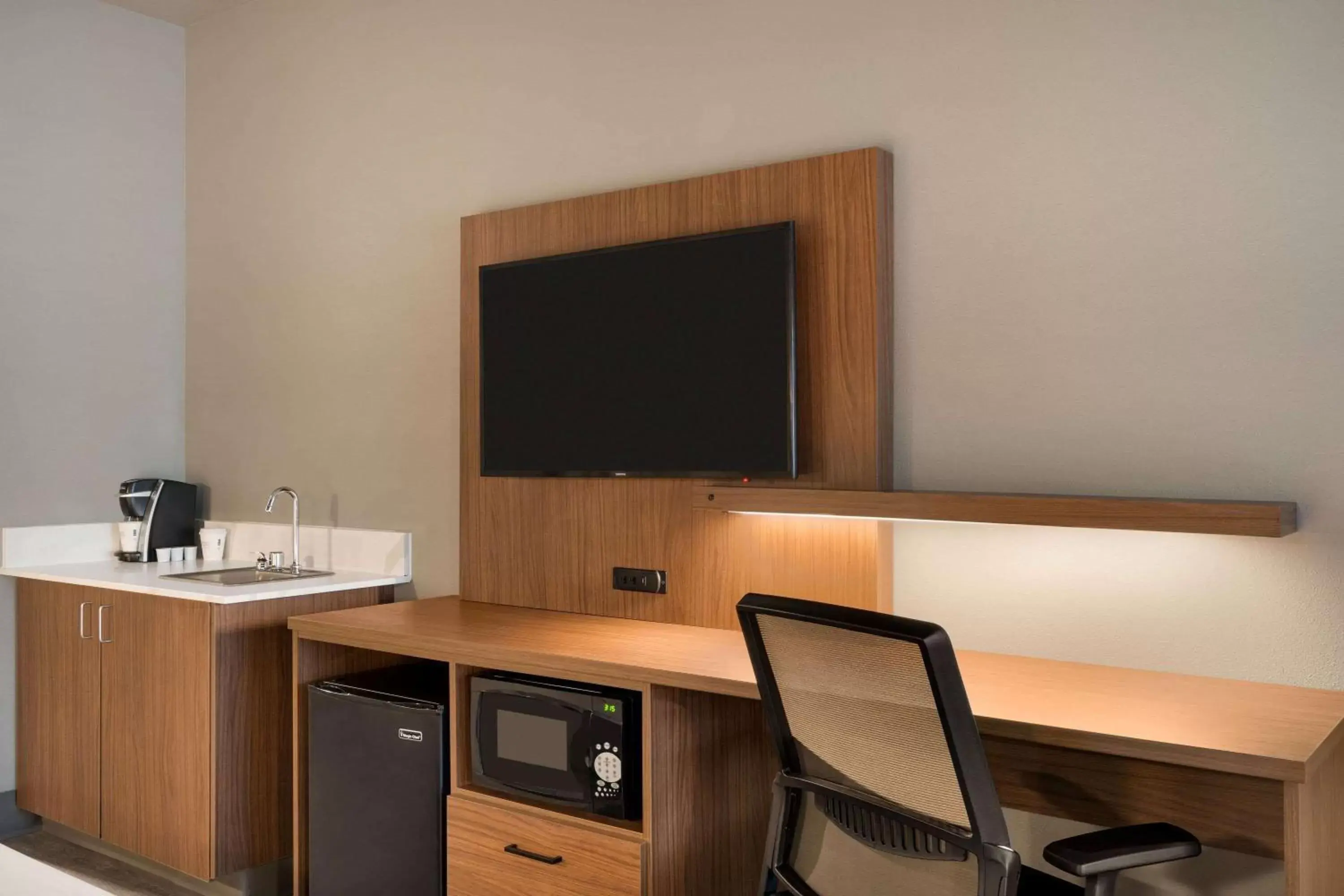TV and multimedia, TV/Entertainment Center in La Quinta Inn & Suites by Wyndham Springfield