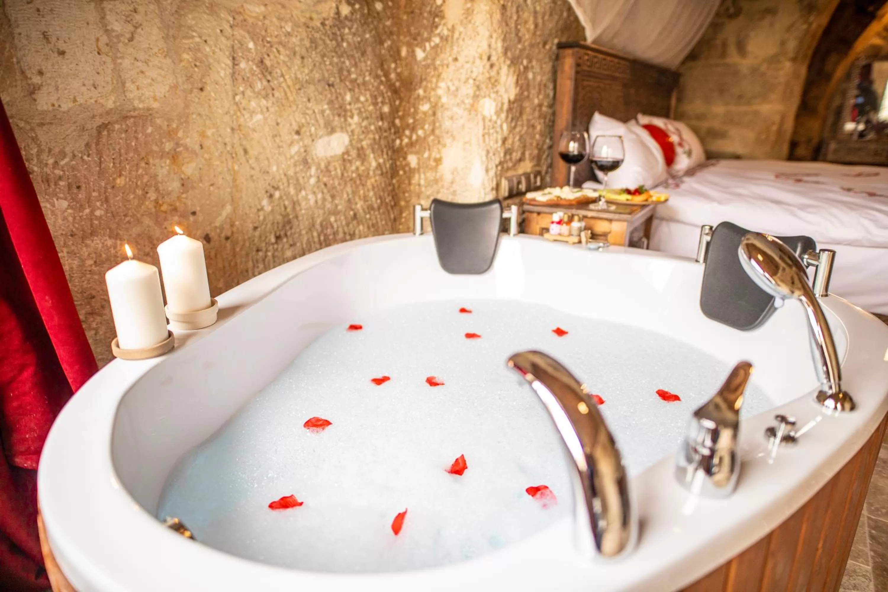 Hot Tub in Kayata Cave Suites Special Class