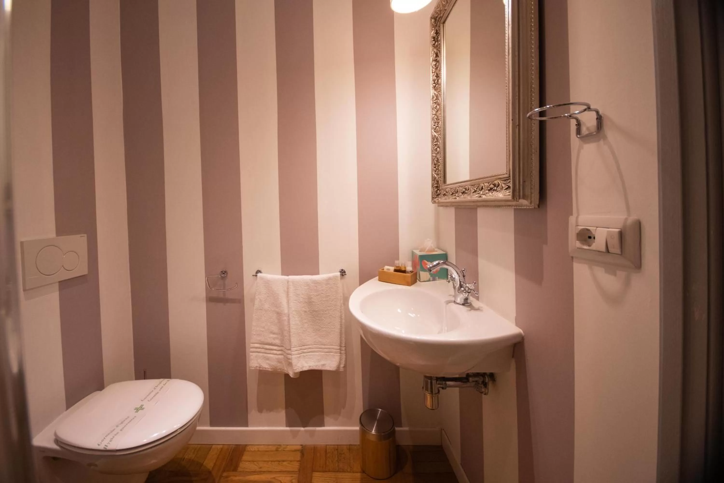 Shower, Bathroom in B&B Dimora Sassetti 6