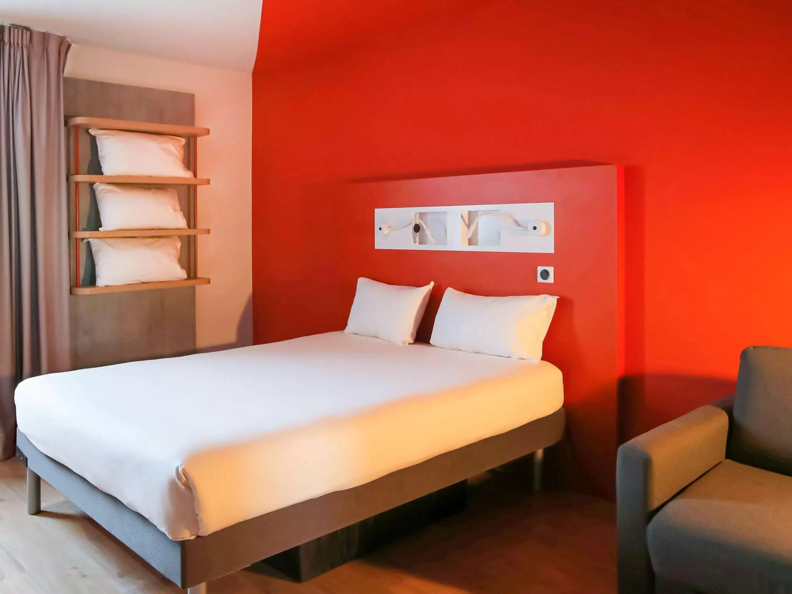 Photo of the whole room, Bed in ibis budget Geneve Saint Genis Pouilly