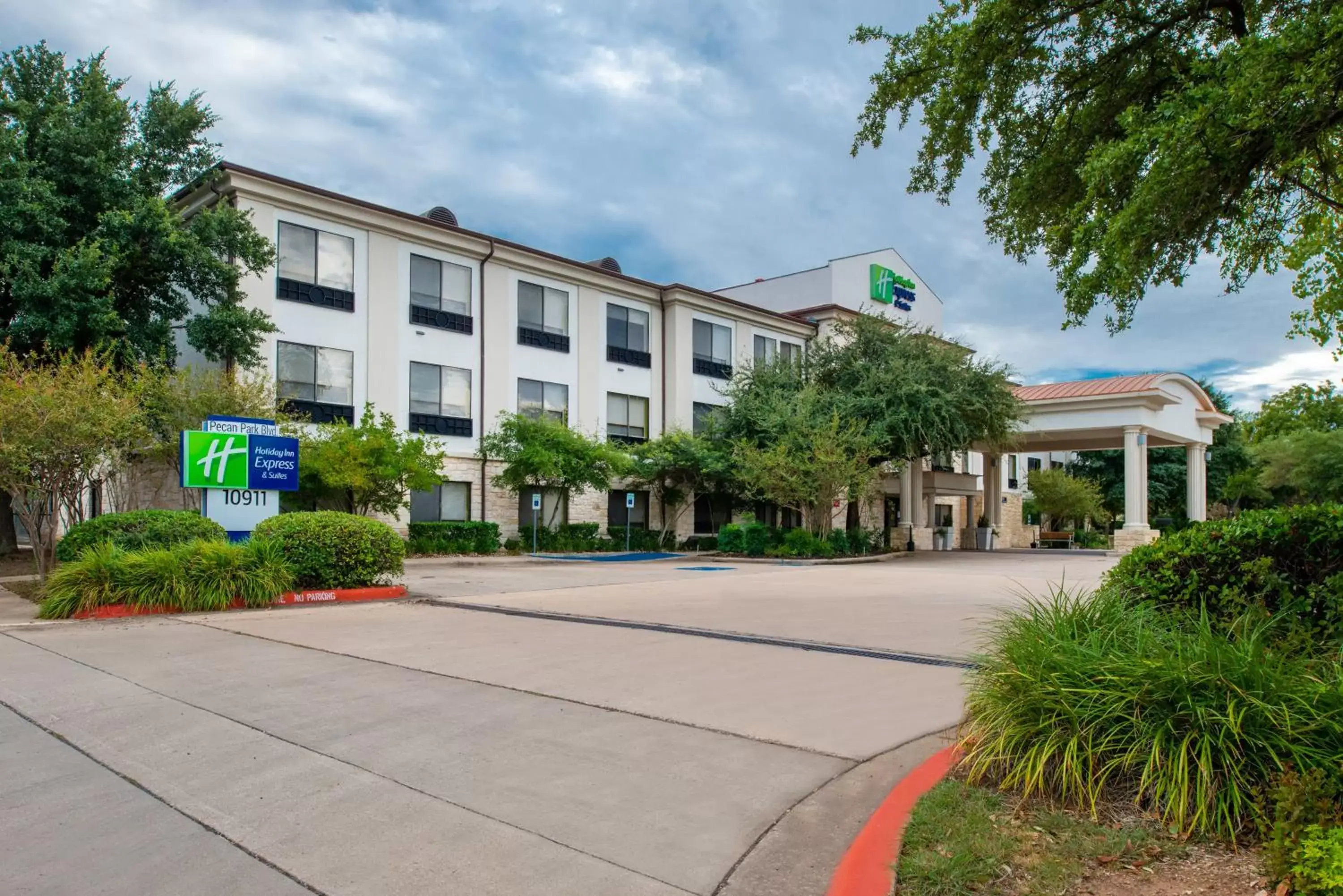 Property Building in Holiday Inn Express & Suites Austin NW - Lakeline, an IHG Hotel