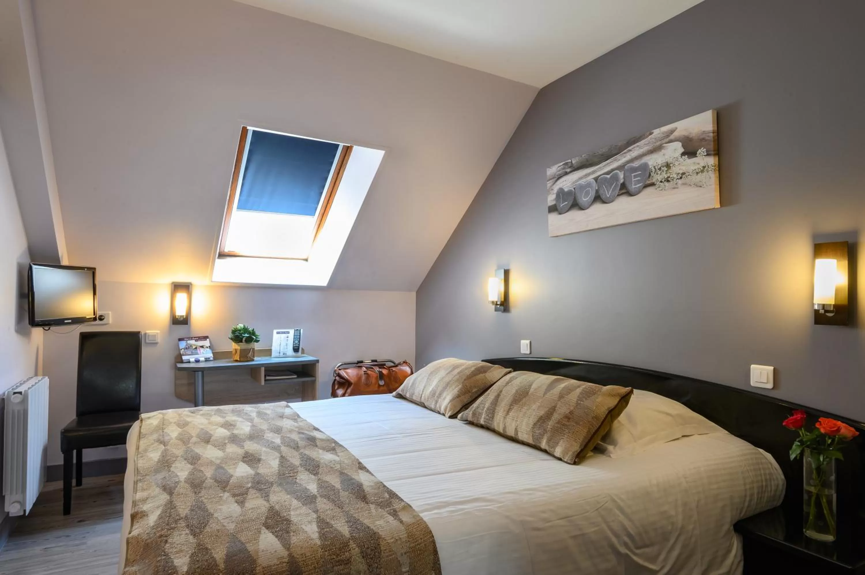 Photo of the whole room, Bed in Hôtel Le Bayeux