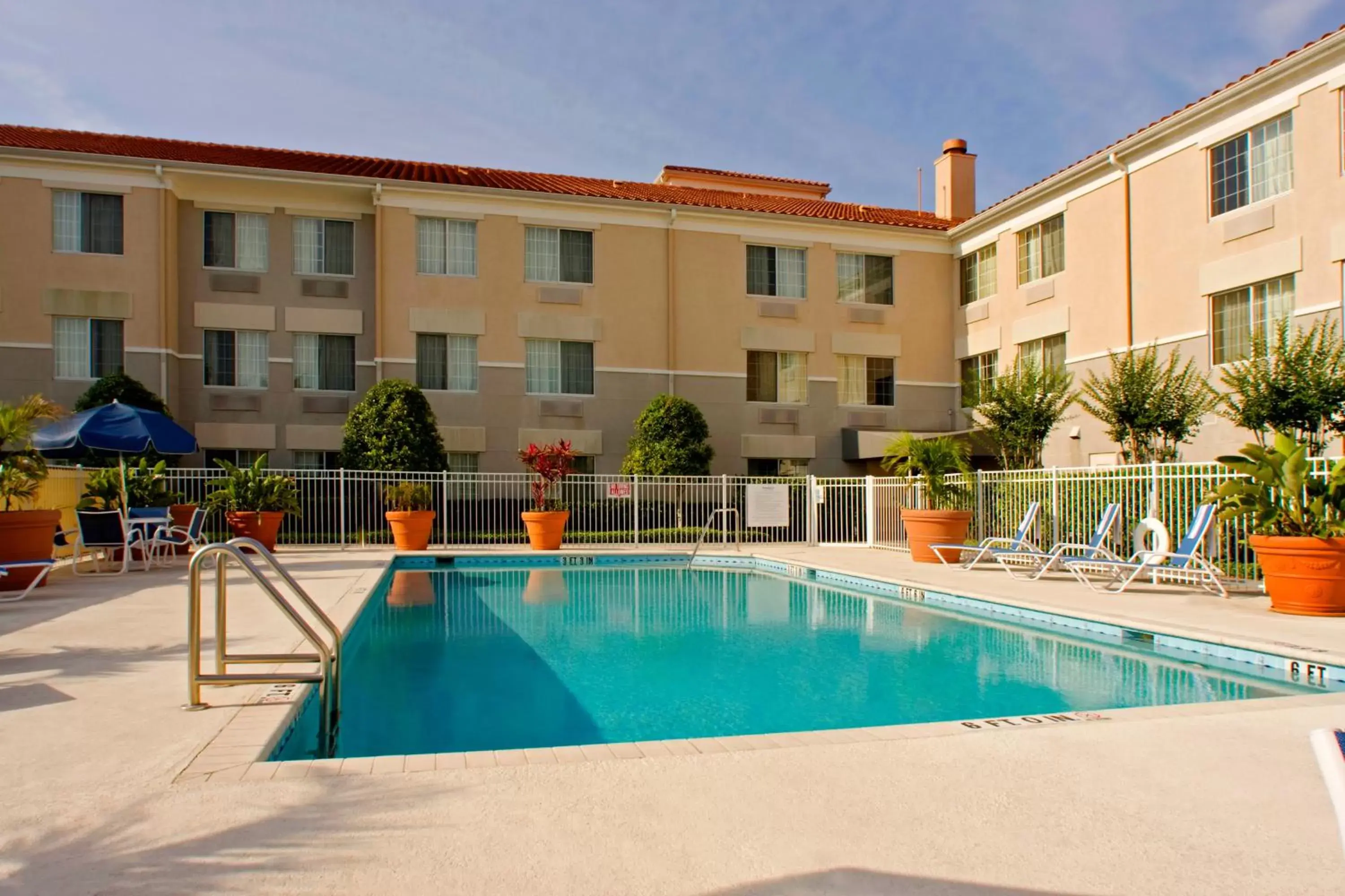Swimming Pool in Extended Stay America Suites - Phoenix - Airport - Tempe