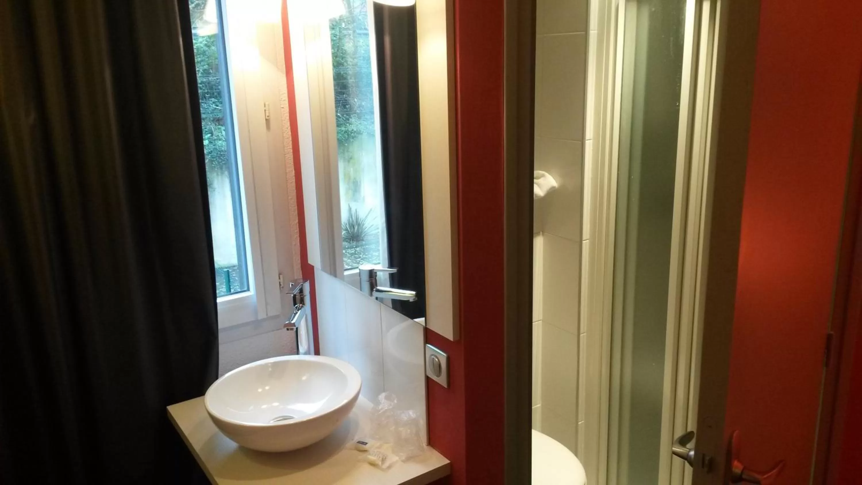 Bathroom in Kyriad Quimper Sud