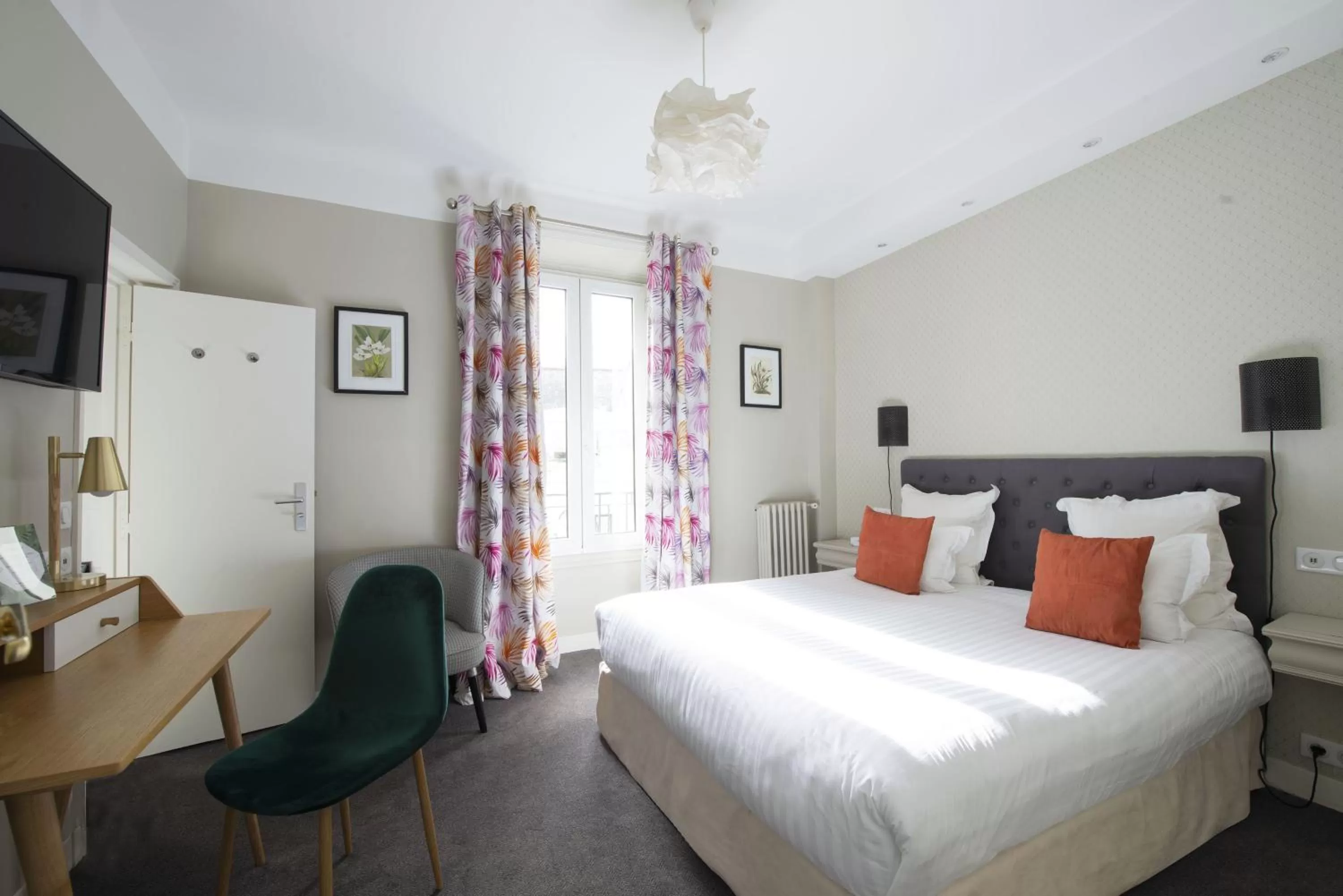 Photo of the whole room in Hôtel des Batignolles