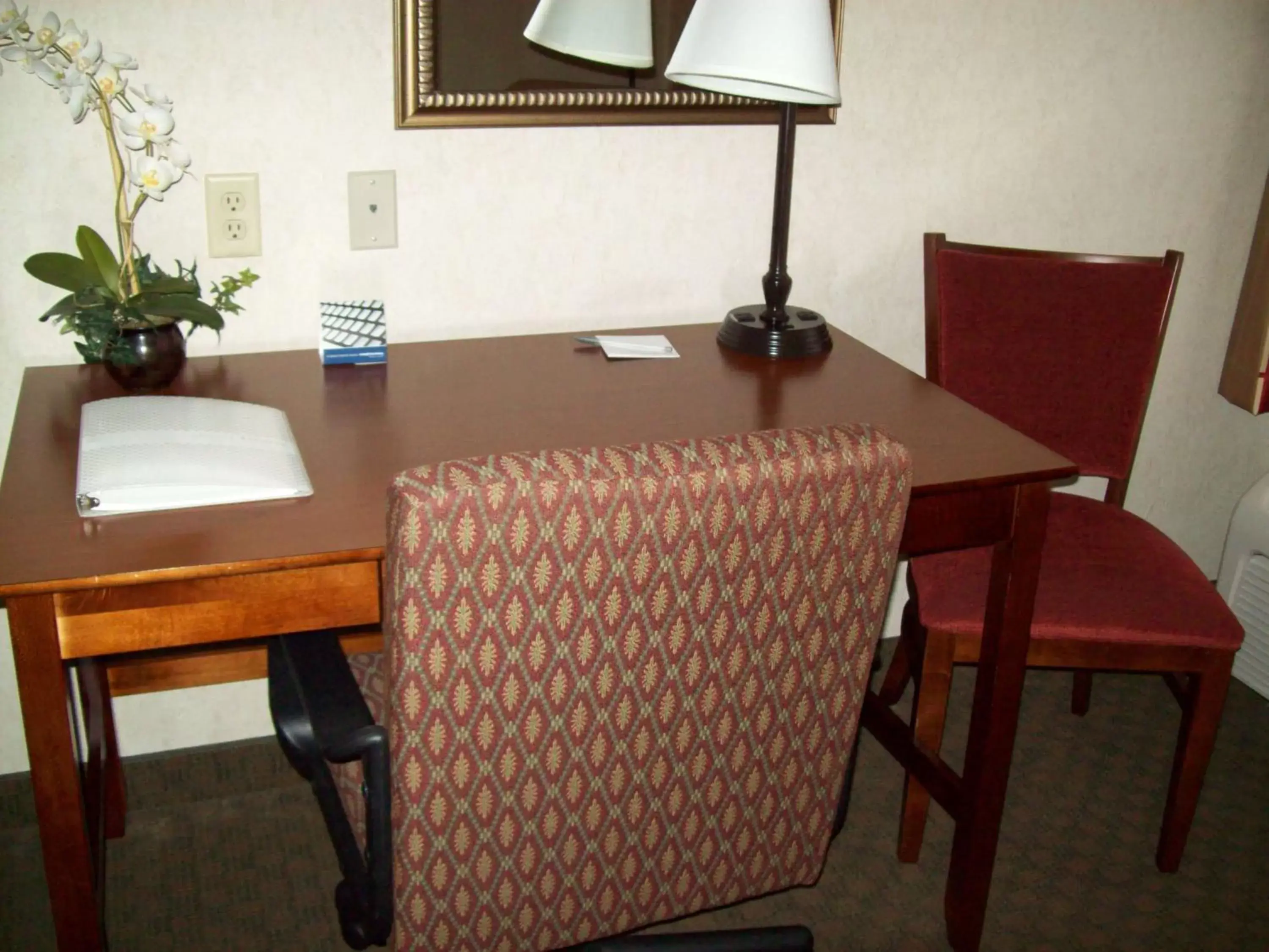 Bed, Dining Area in Hampton Inn Sidney