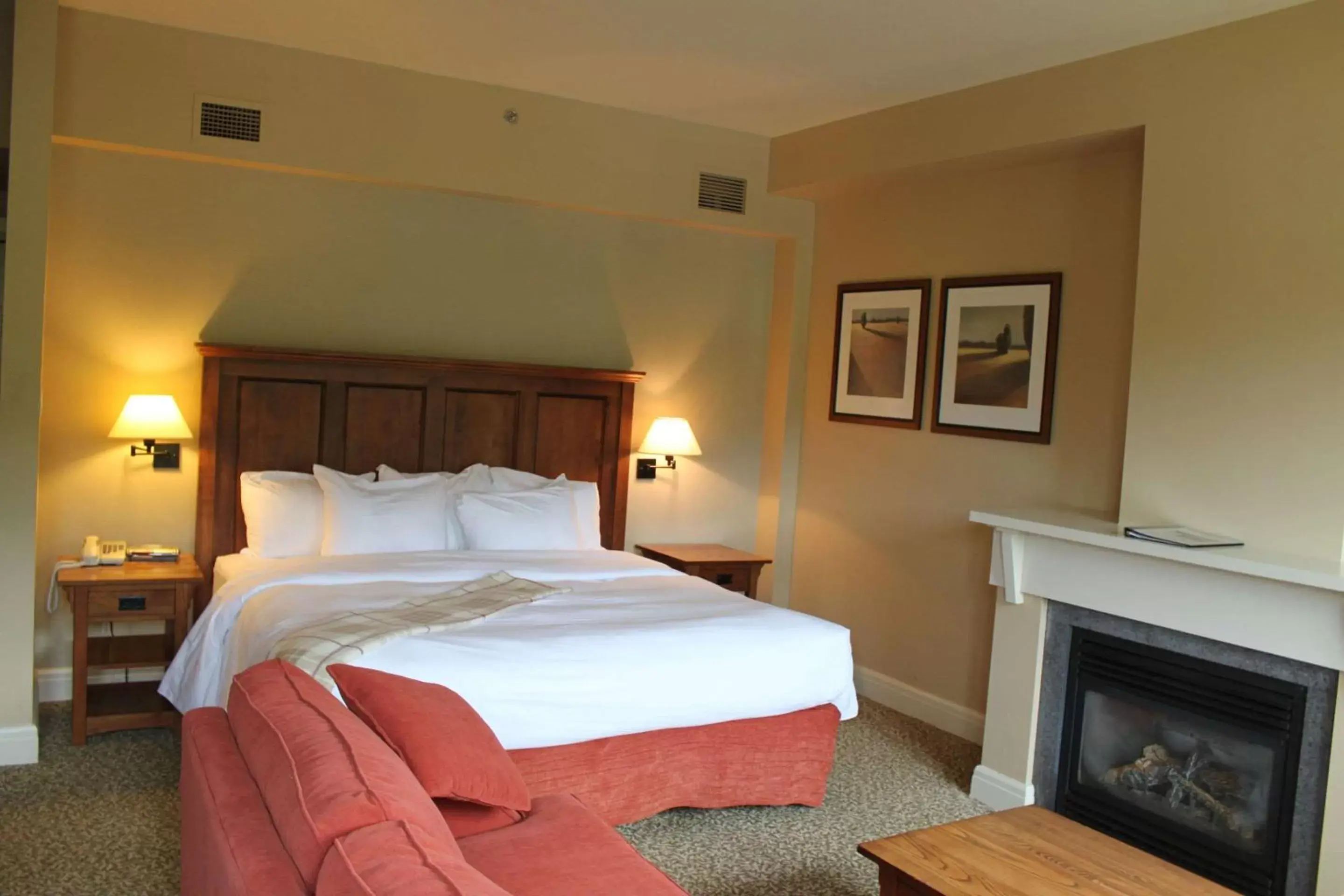 Photo of the whole room, Bed in Calabogie Peaks Hotel, Ascend Hotel Collection