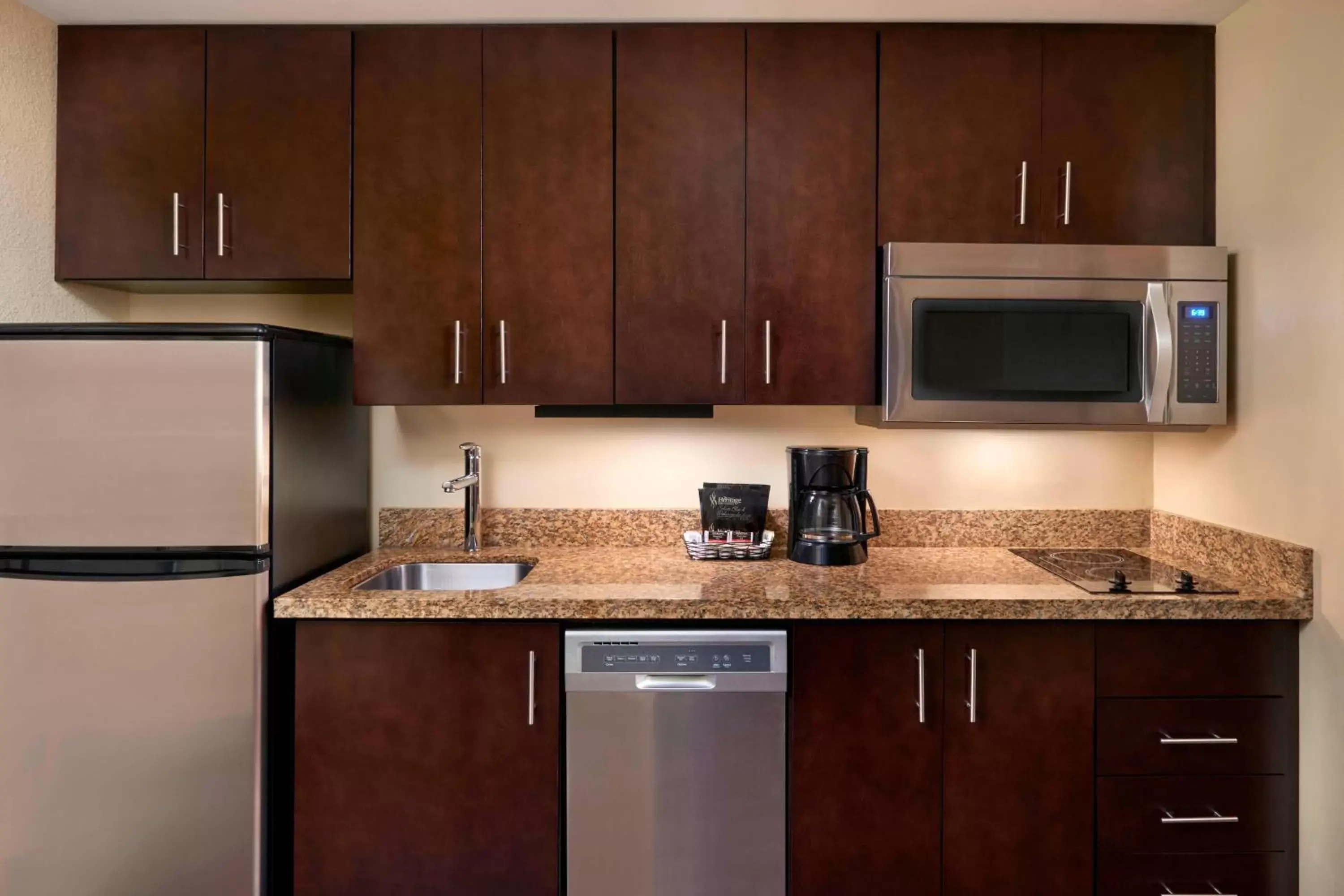 Kitchen or kitchenette, Kitchen/Kitchenette in TownePlace Suites by Marriott Thunder Bay