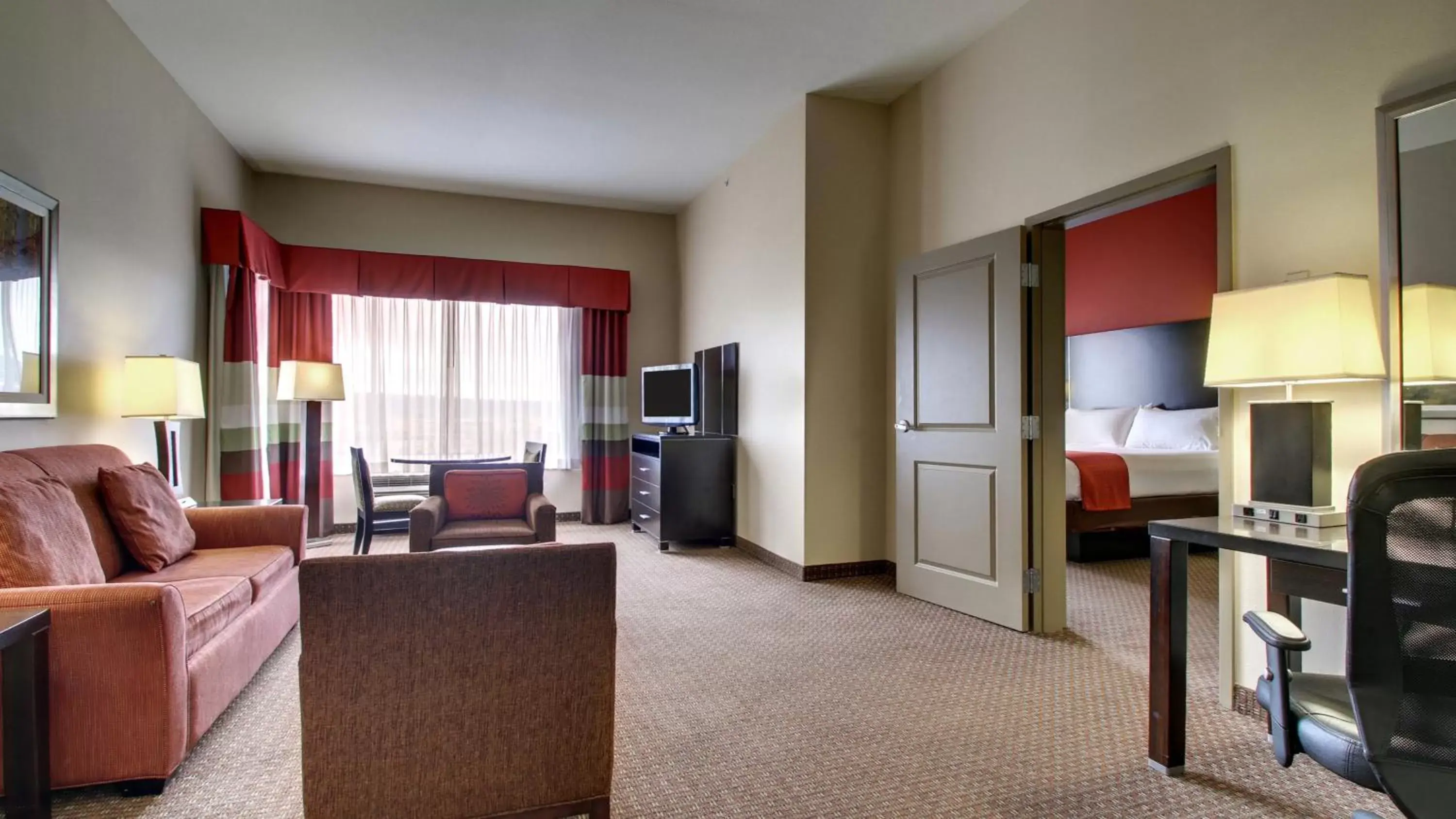 Bedroom, Seating Area in Holiday Inn Meridian East I 59 / I 20