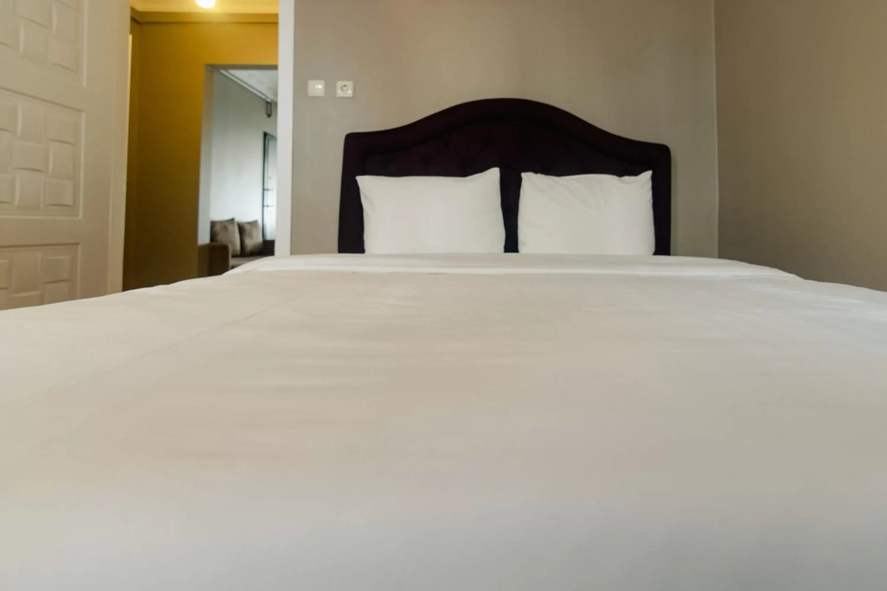 Bed in Zendy Suite Hotel