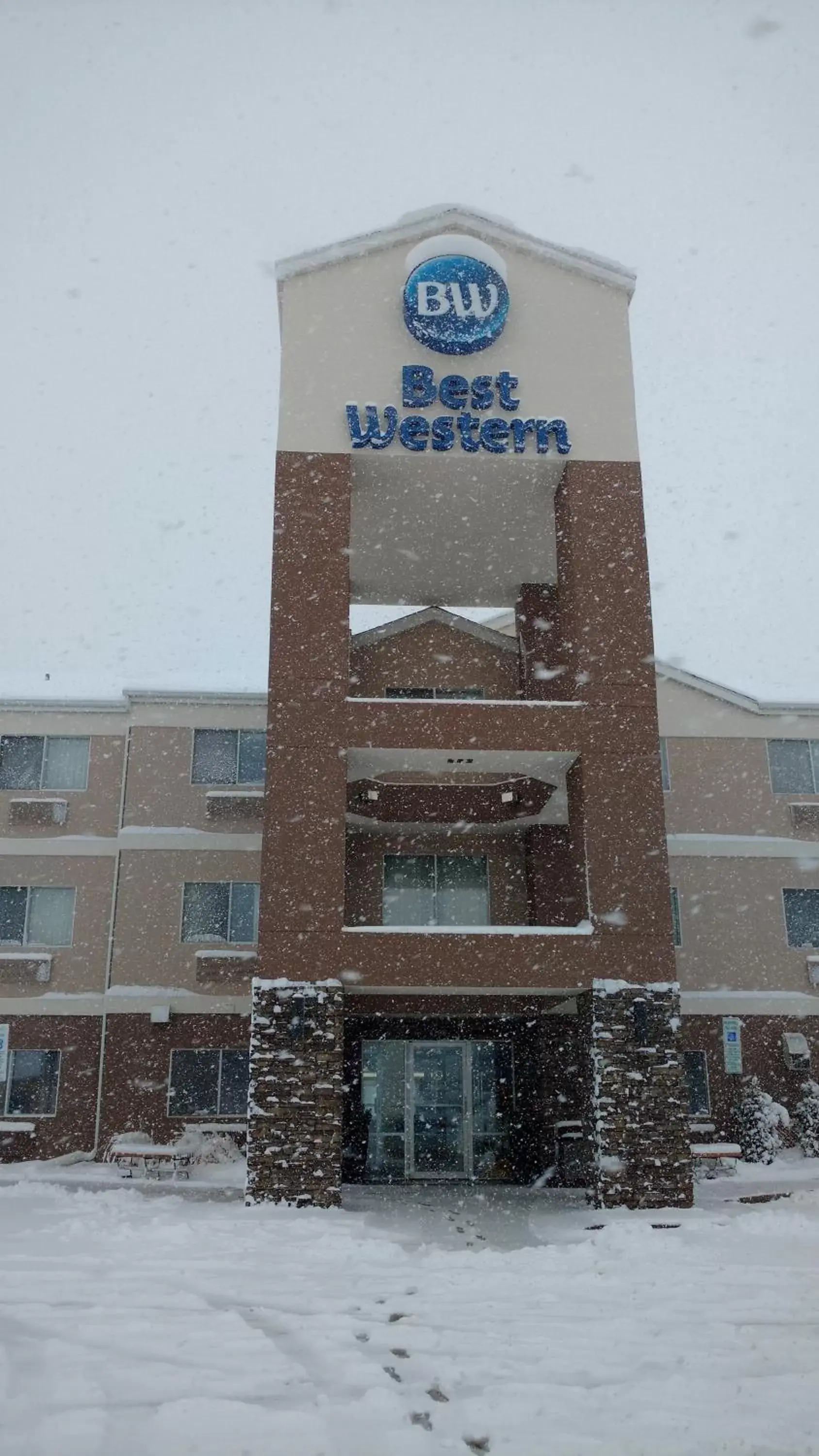 Facade/entrance, Winter in Best Western Empire Towers