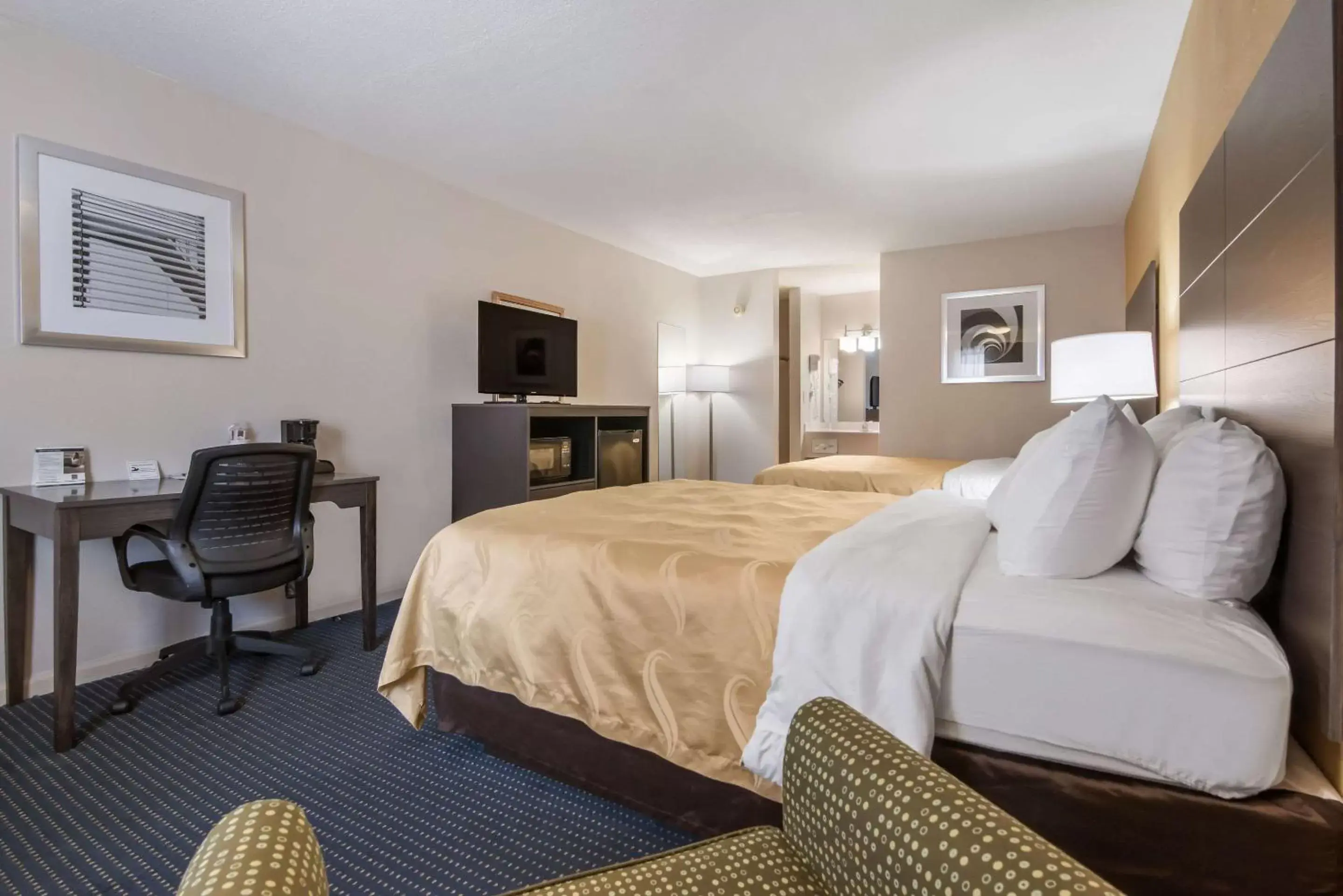 Photo of the whole room, Bed in Quality Inn Little Creek