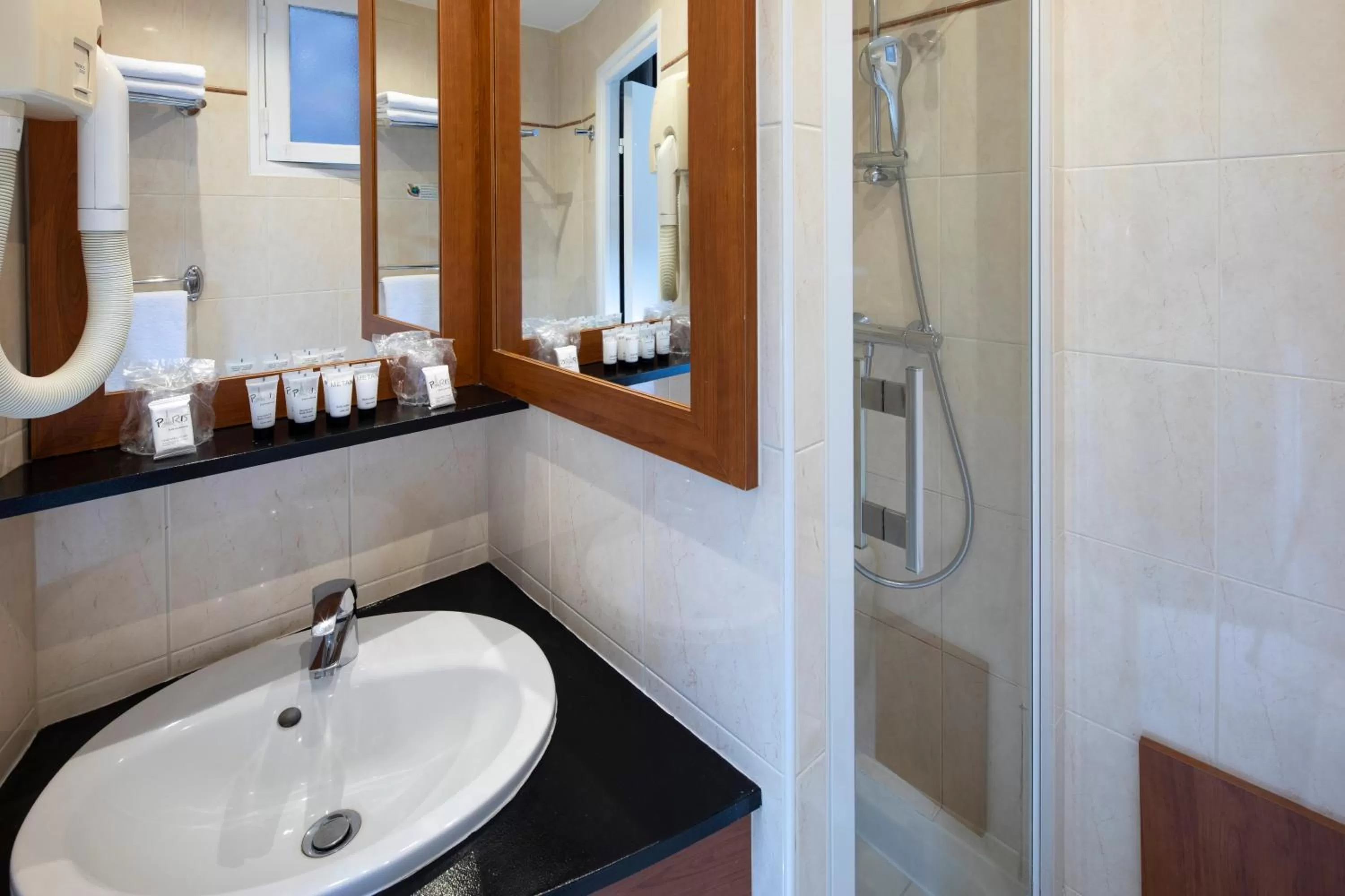 Shower in Hôtel de Genève
