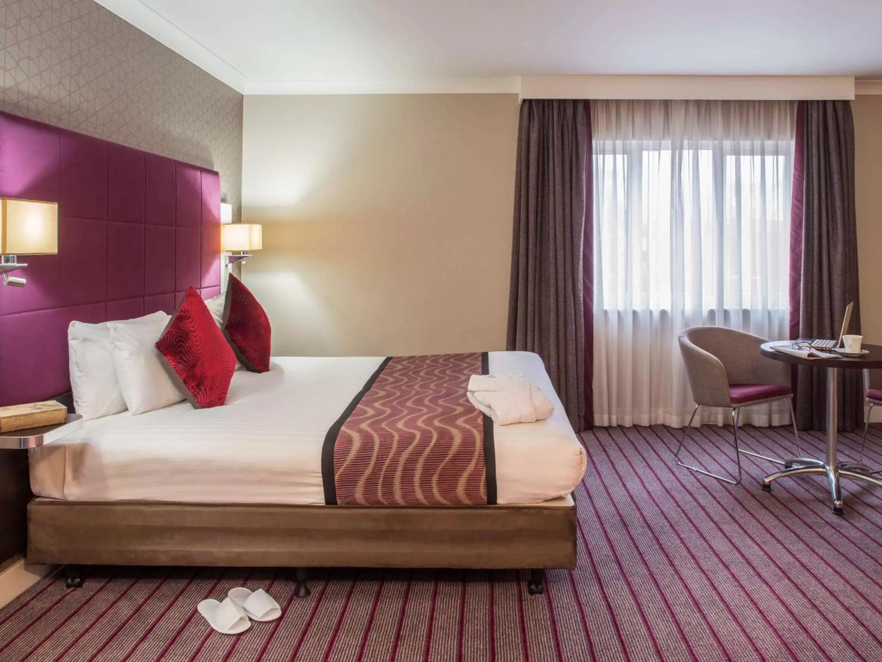 Photo of the whole room, Bed in Mercure London Heathrow Airport
