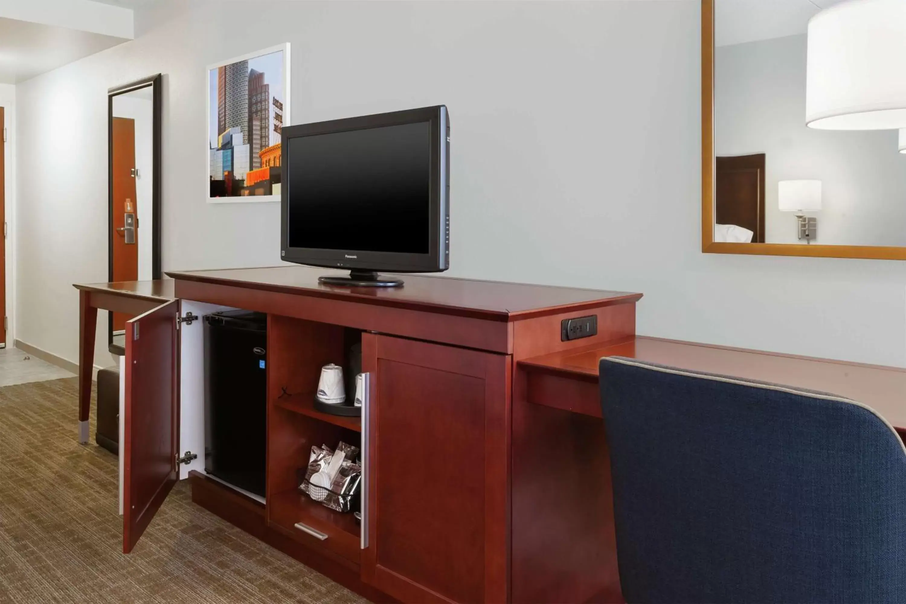 Bedroom, TV/Entertainment Center in Hampton Inn Boston/Peabody