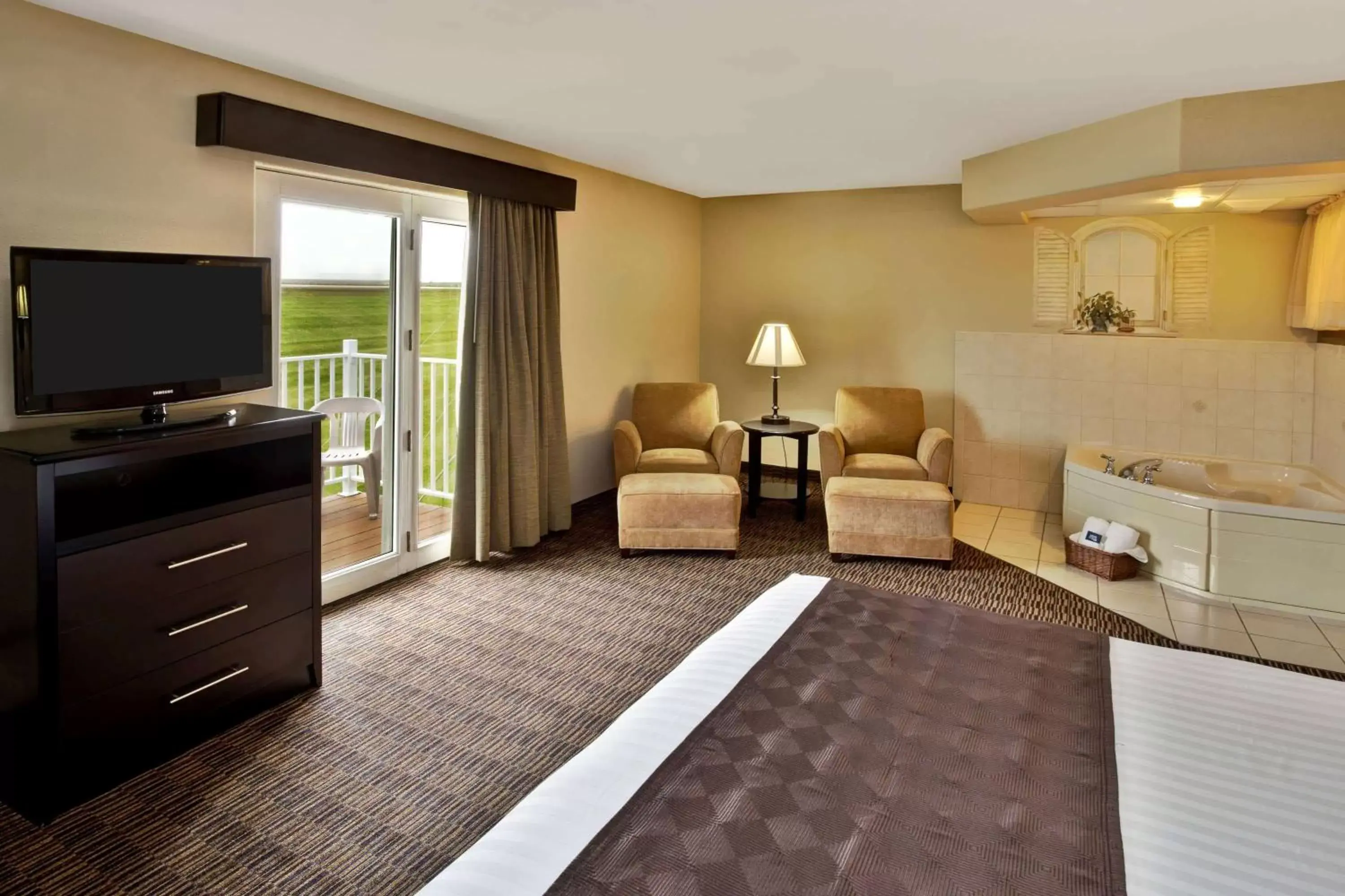Photo of the whole room, Seating Area in AmericInn by Wyndham Beaver Dam