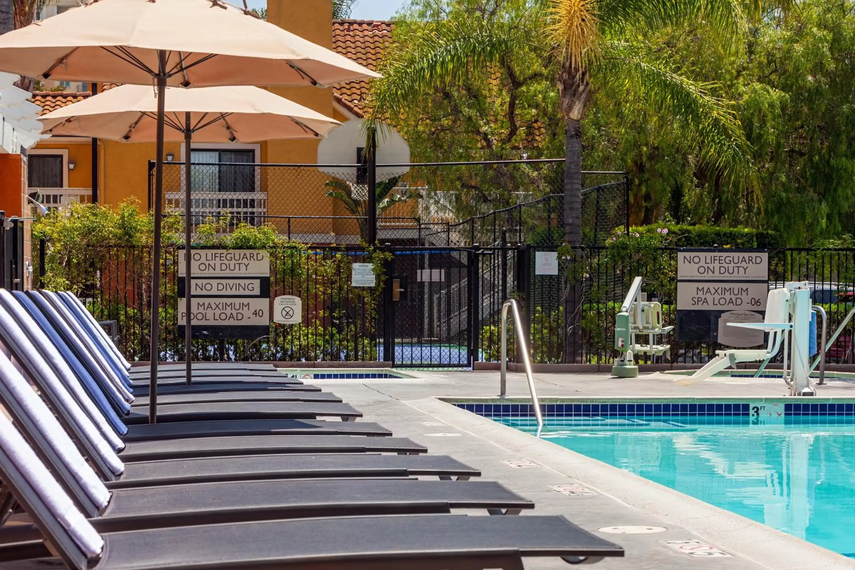 Fitness centre/facilities, Swimming Pool in Clementine Hotel & Suites Anaheim