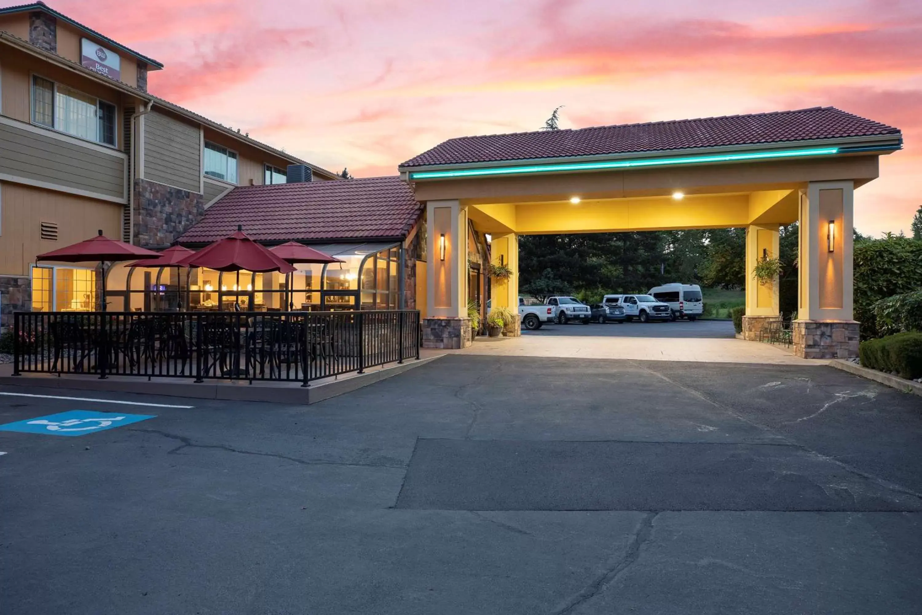 Property Building in Best Western Plus Parkway Inn