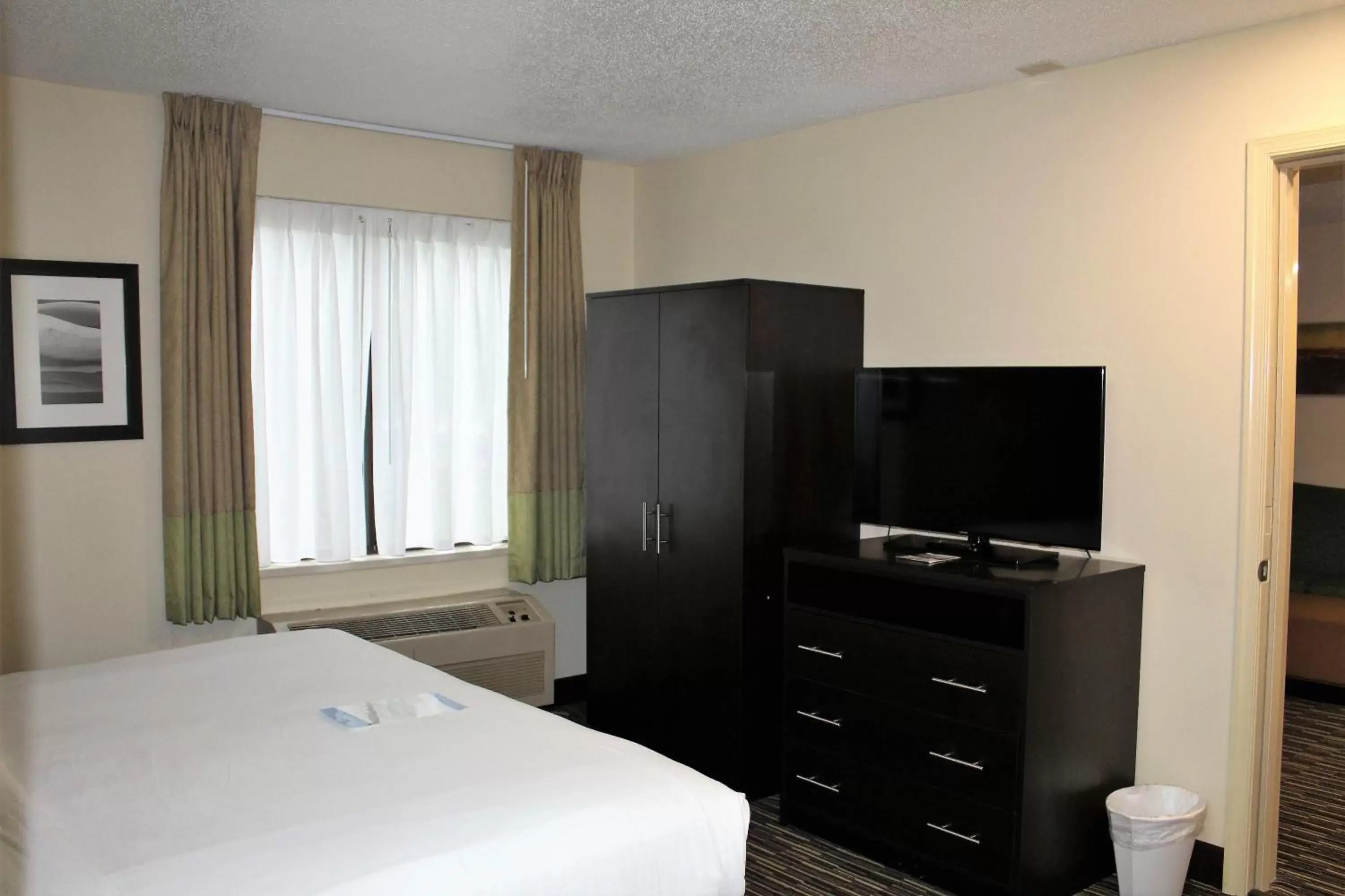 Bed, TV/Entertainment Center in Baymont by Wyndham Newark at University of Delaware