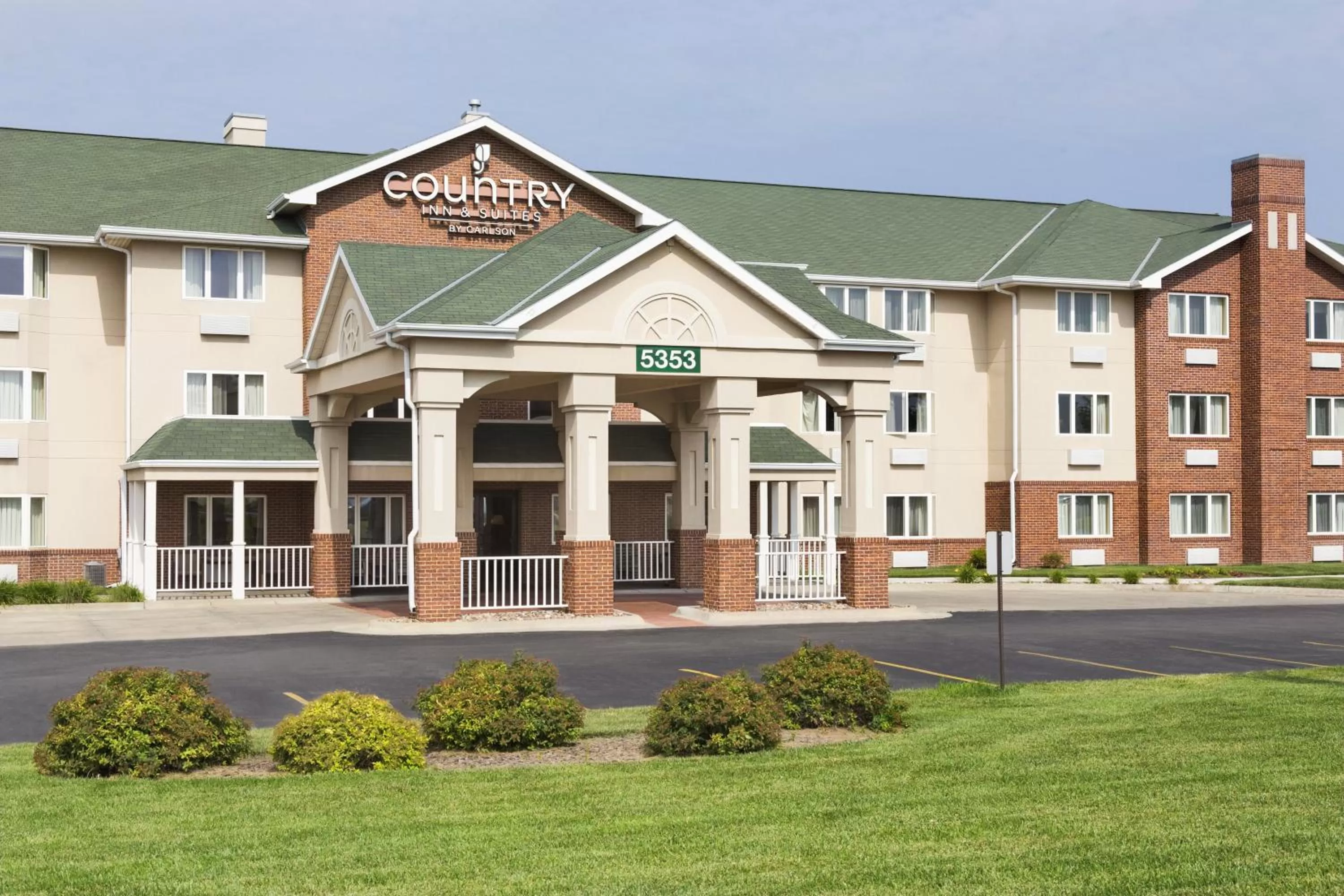 Facade/entrance in Country Inn & Suites by Radisson, Lincoln North Hotel and Conference Center, NE