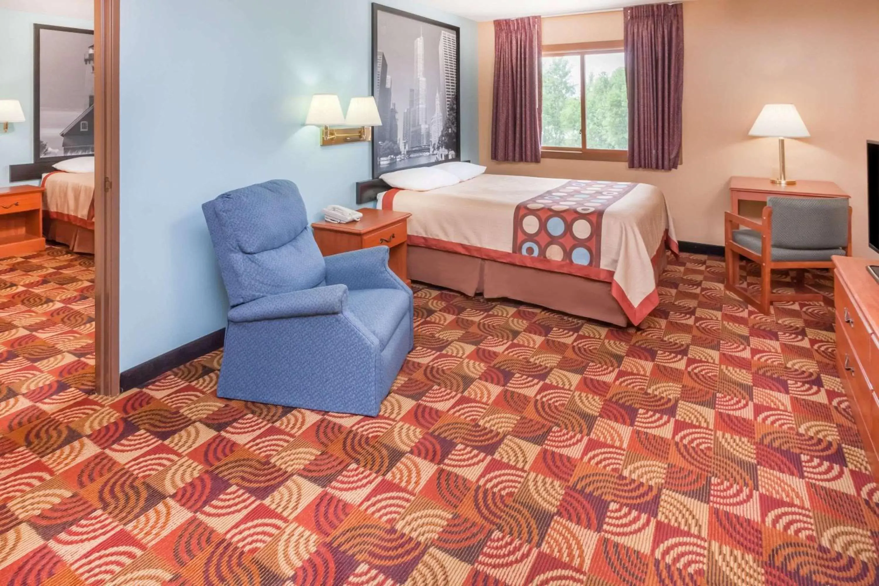 Photo of the whole room, Bed in Super 8 by Wyndham Shipshewana